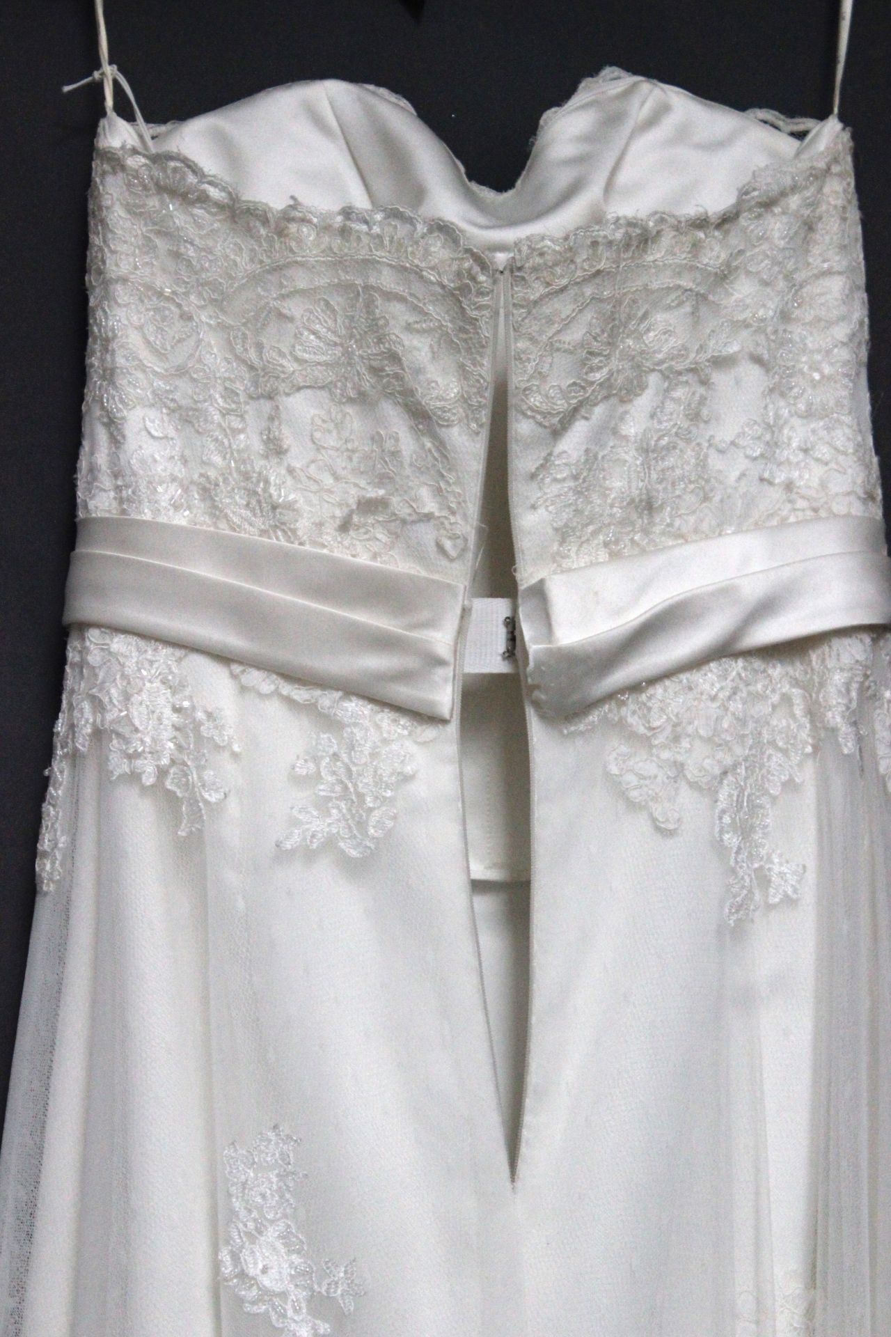 1 x ALAN HANNAH/LM 'Rachana' Strapless Lace And Beaded Designer Wedding Dress RRP £2,290 UK14 - Image 4 of 6