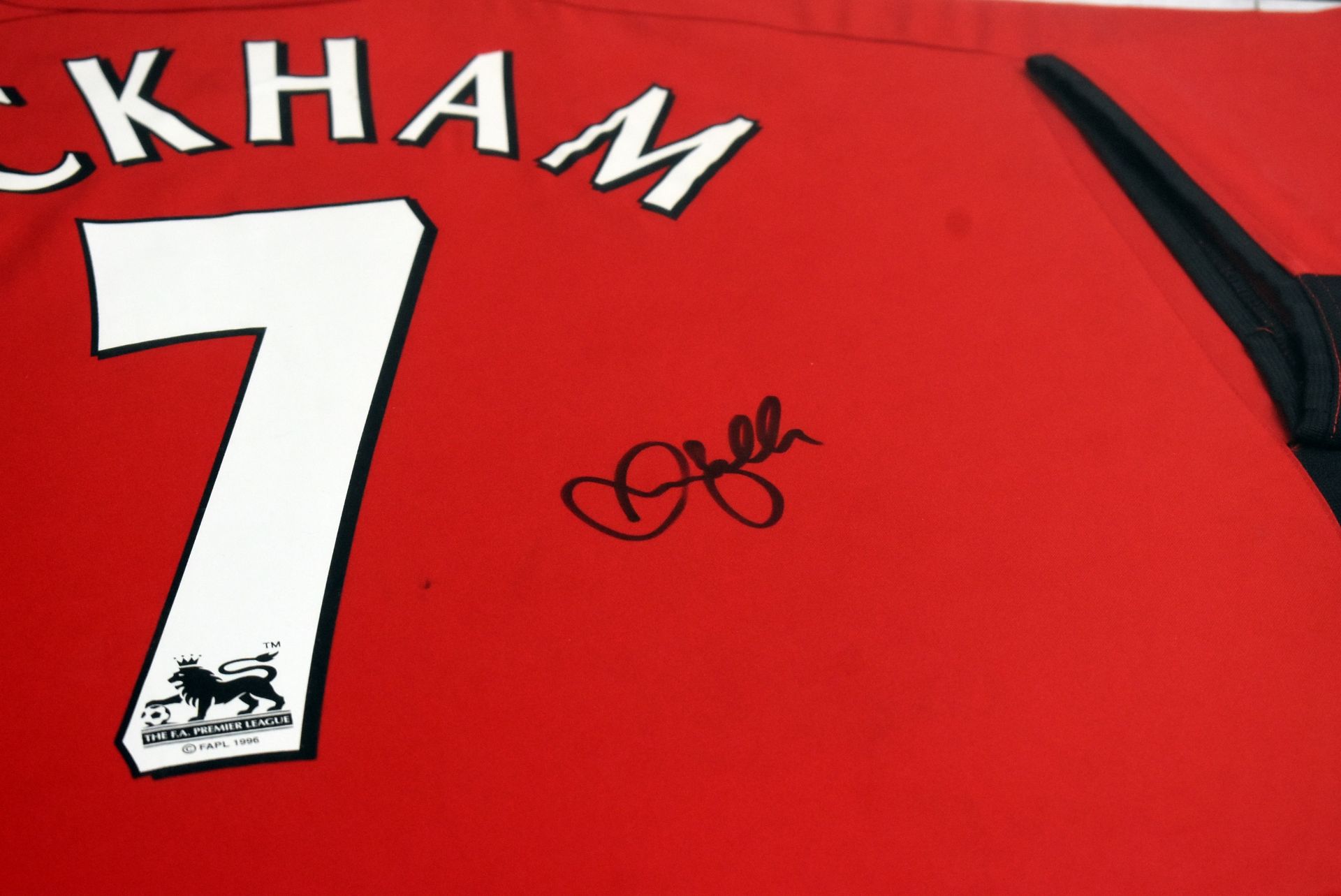 1 x Signed Autographed DAVID BECKHAM MANCHESTER UNITED Football Shirt - Image 3 of 7