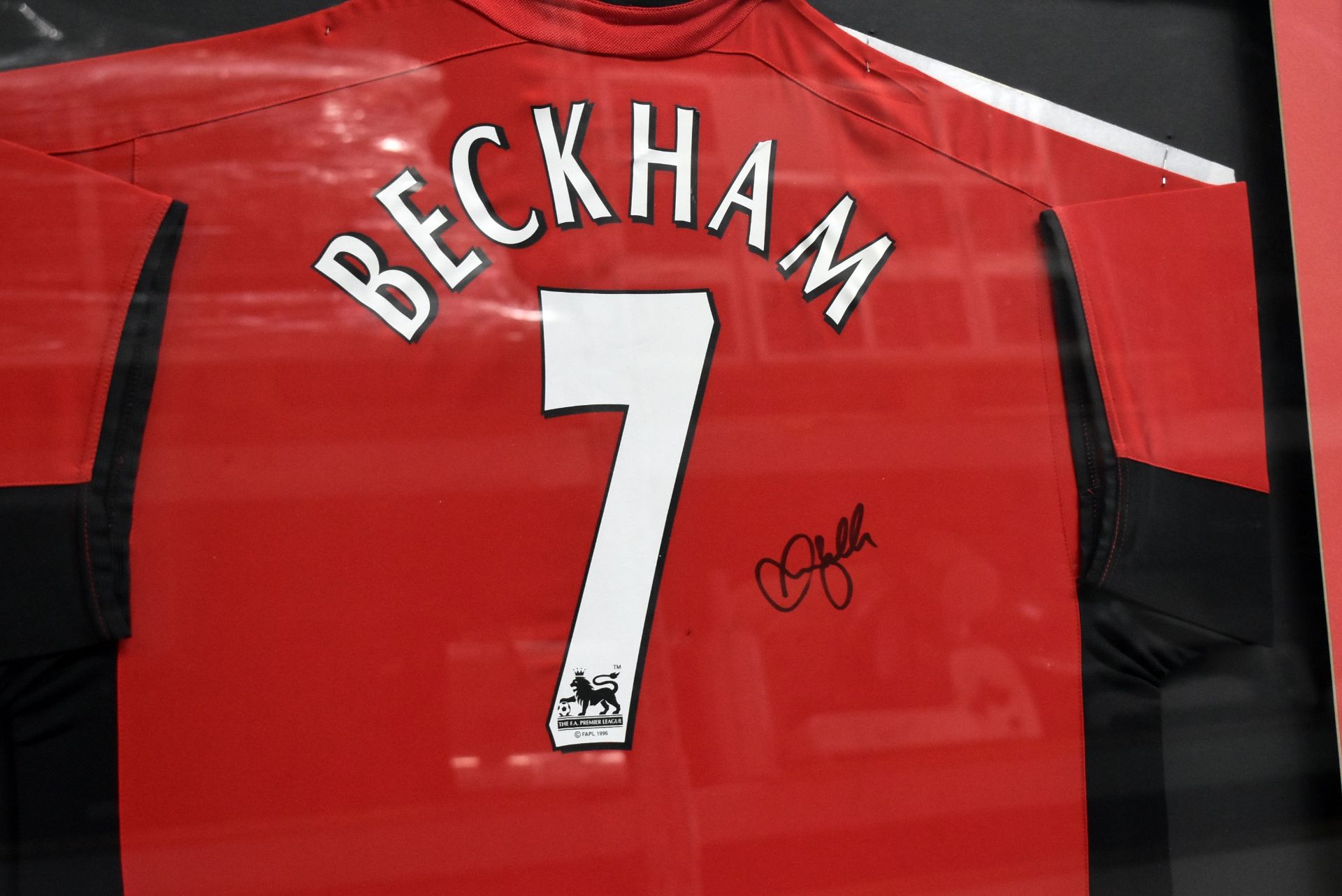 1 x Signed Autographed DAVID BECKHAM MANCHESTER UNITED Football Shirt - Image 5 of 7