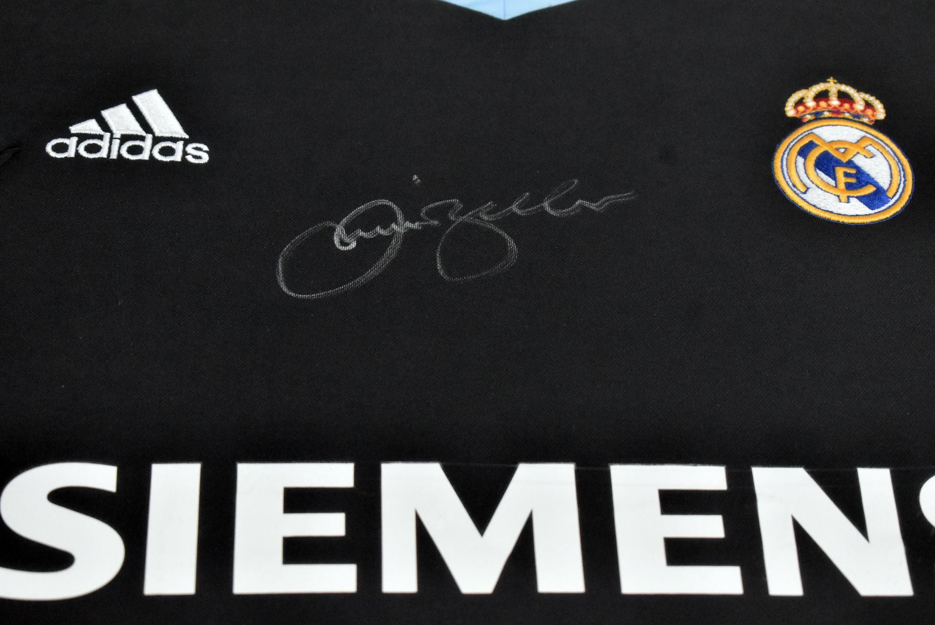 1 x Real Madrid 2009/2010 Football Shirt With 1 Signature - Image 2 of 5