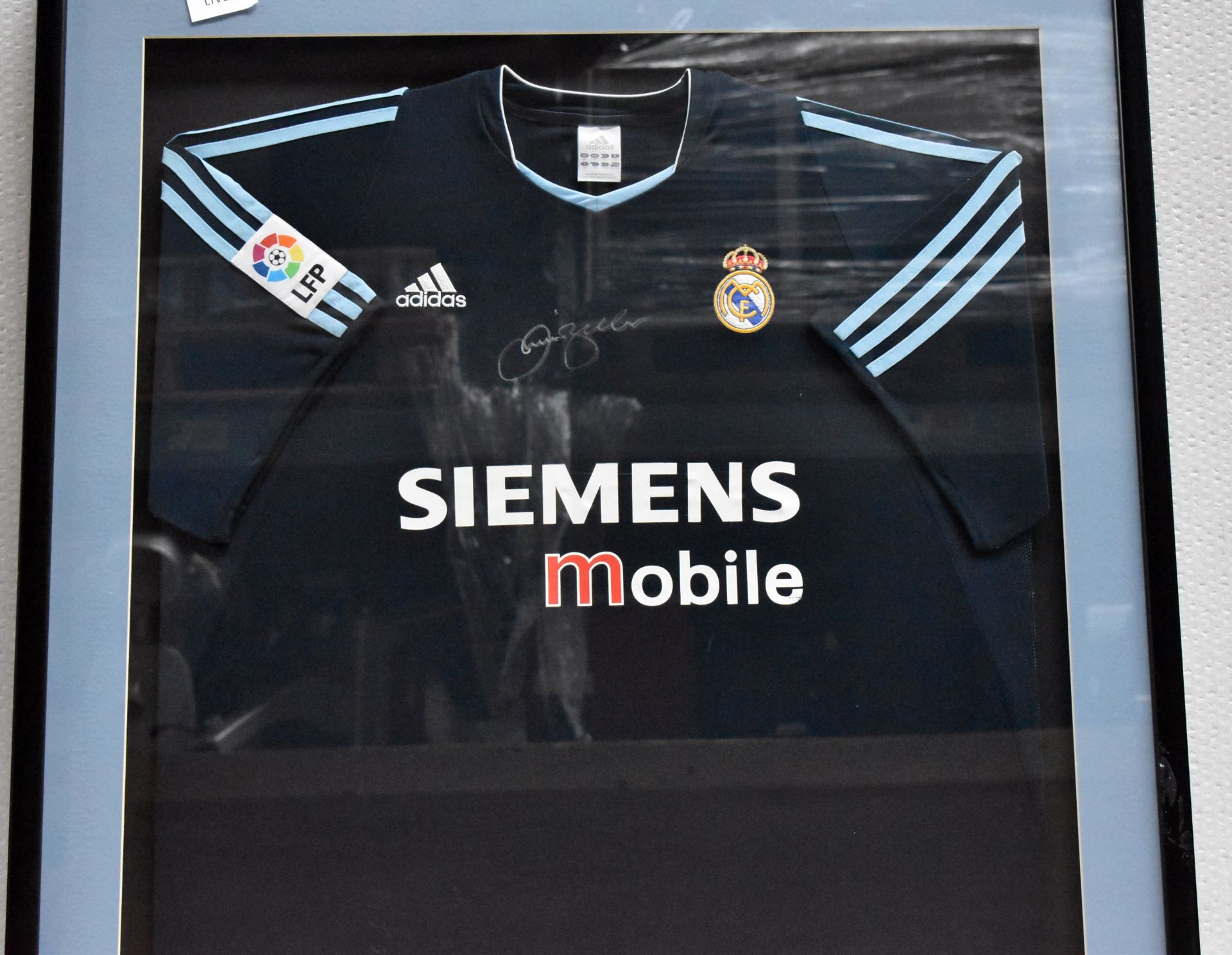 1 x Real Madrid 2009/2010 Football Shirt With 1 Signature