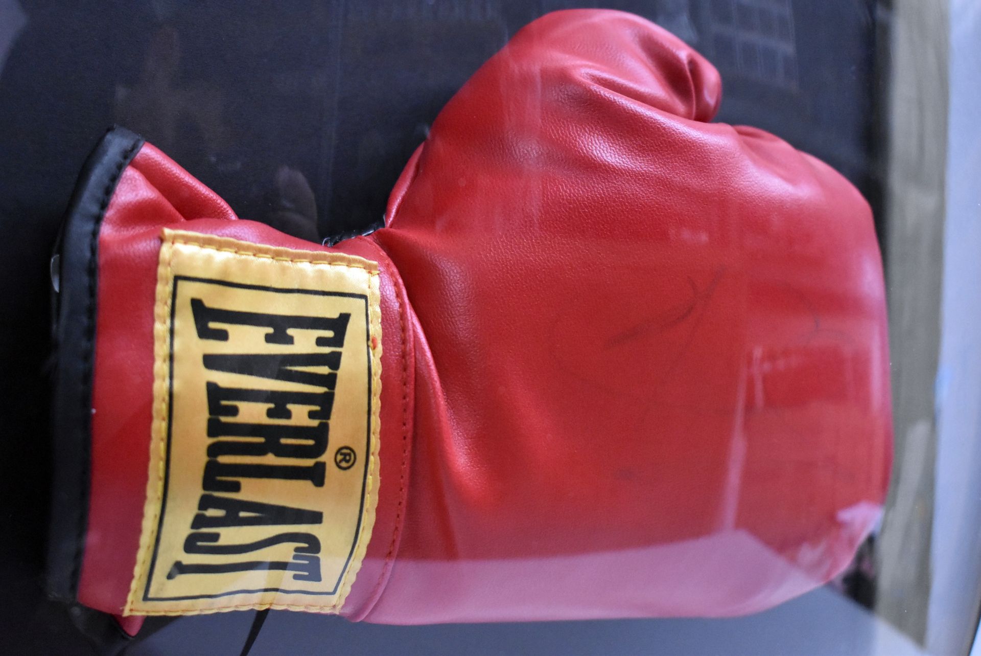 1 x Signed Autographed JOE CALZAGHE Everlast Boxing Glove In Red - Image 2 of 4