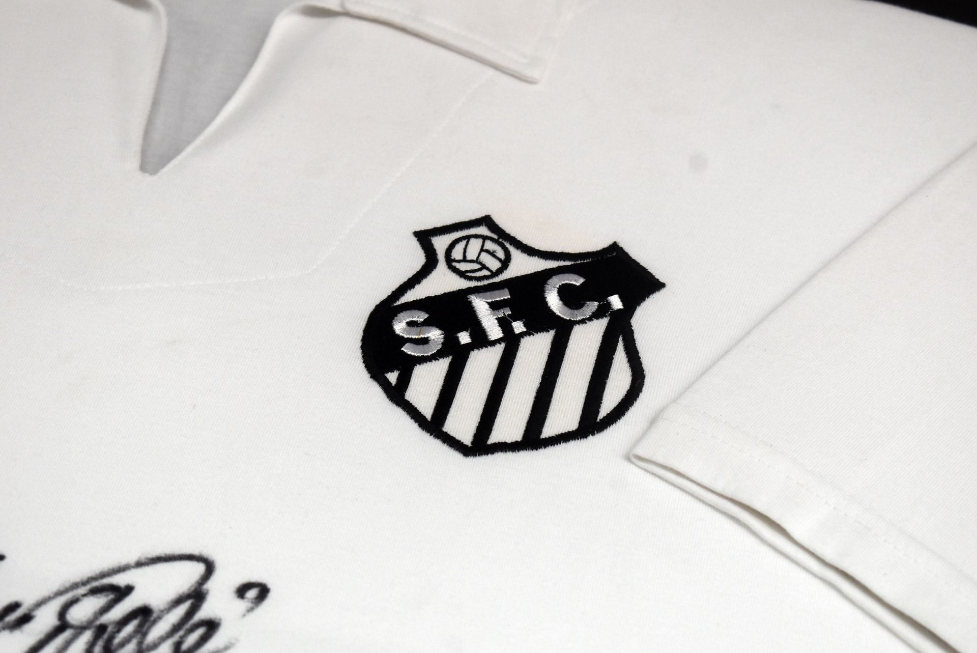 1 x Autographed 1962 Santos Football Shirt, Signed By PELE (EDSON ARANTES DO NASCIMENTO) - Image 4 of 5
