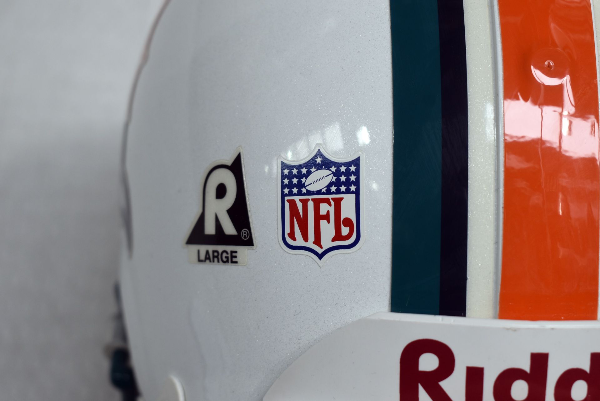 1 x Autographed Miami Dolphin's American Football Helmet, Signed By Quarterback DAN MARINO - Image 11 of 14