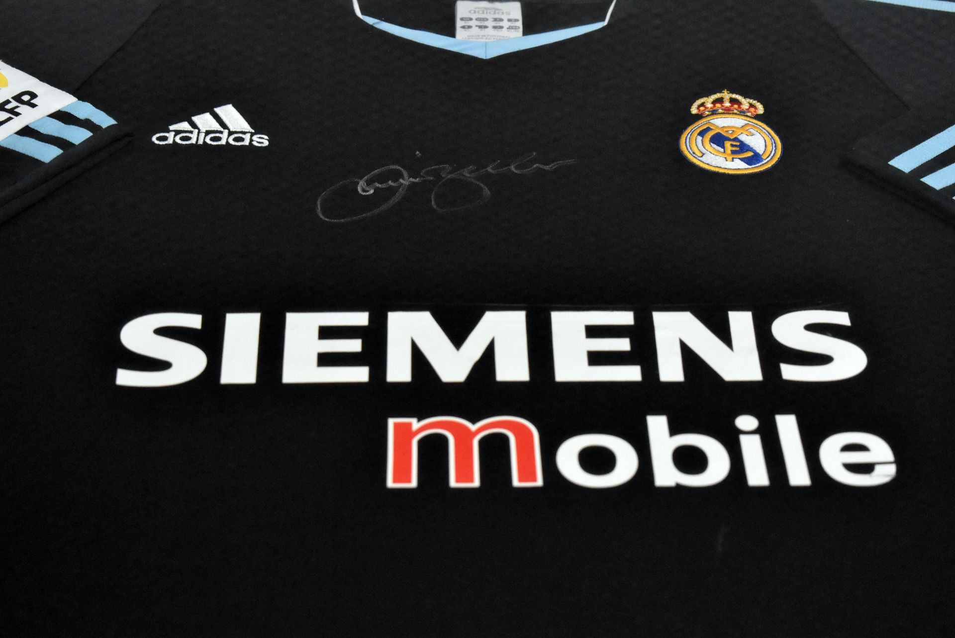 1 x Real Madrid 2009/2010 Football Shirt With 1 Signature - Image 3 of 5