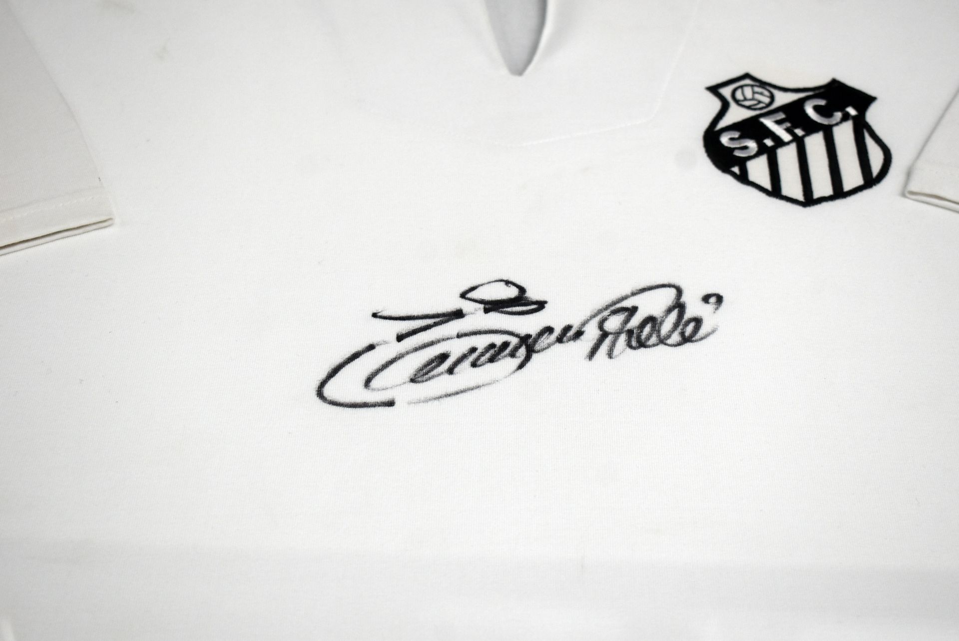 1 x Autographed 1962 Santos Football Shirt, Signed By PELE (EDSON ARANTES DO NASCIMENTO) - Image 2 of 5