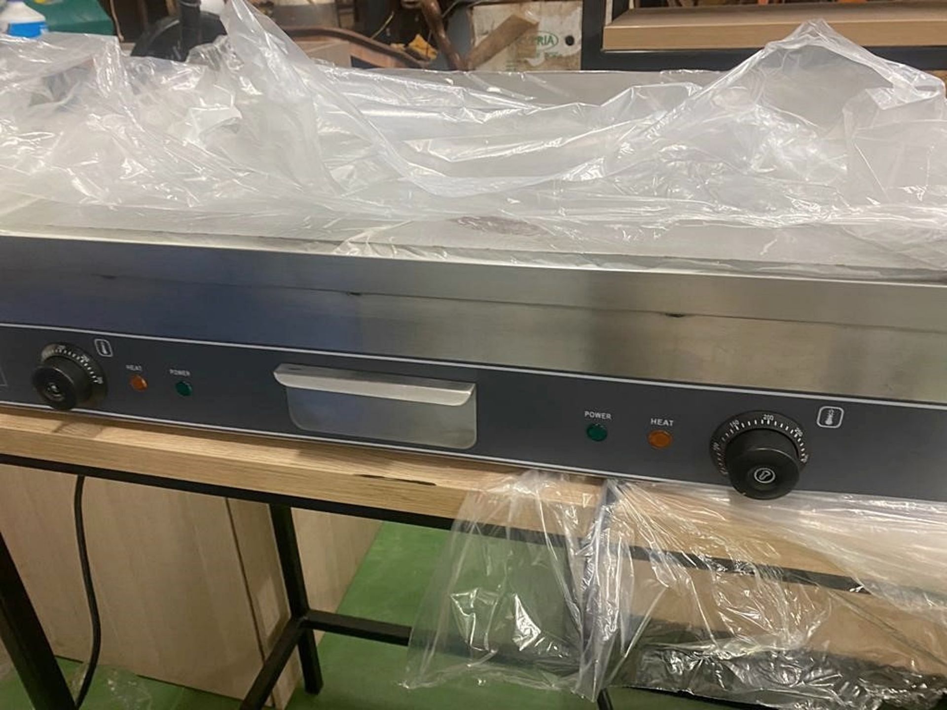 1 x HARRISON CARR Countertop Electric Flat Grill / Griddle 750mm - Model: HC-EG750 - New & Boxed - Image 2 of 4