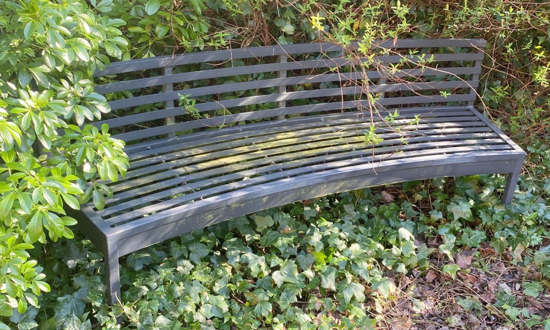 1 x Metal Seating Bench With a Curved Design and Slatted Seats / Backrests - Width: 180cms - Image 2 of 2