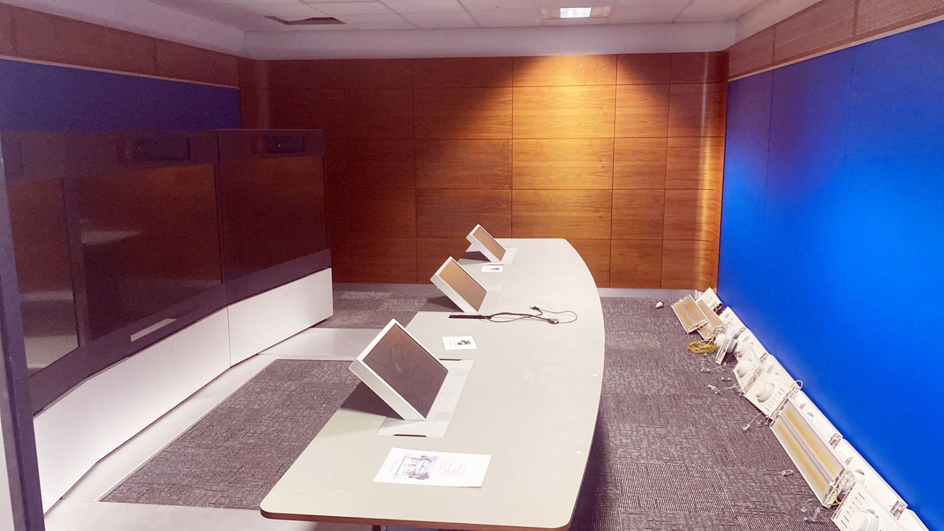 1 x Cisco Tandberg TelePresence T3 Video Conferencing System Featuring 3 x 65 Inch TelePresence HD - Image 24 of 59