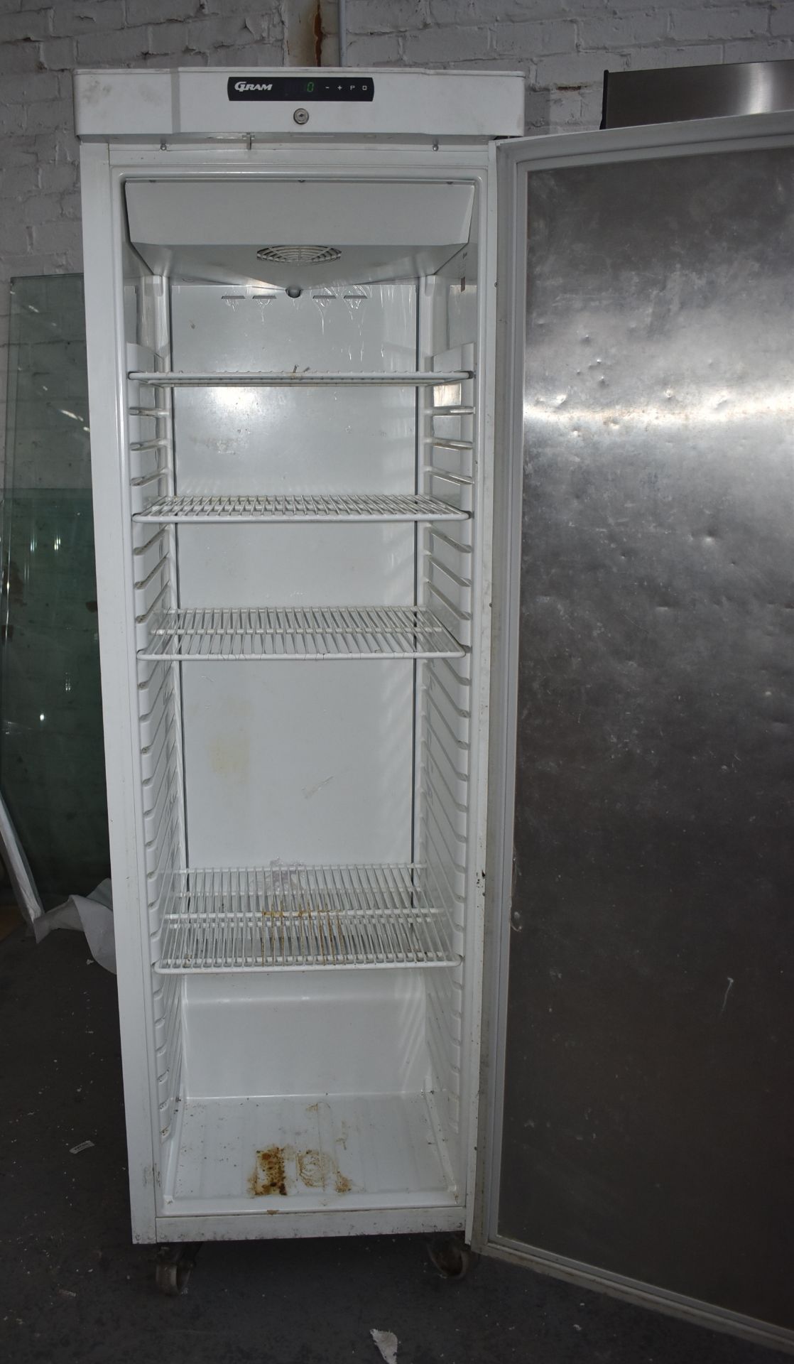 1 x Gram Single Door Commercial Upright Refrigerator - 359Ltr Capacity - Type: K 420 LG - Image 7 of 11
