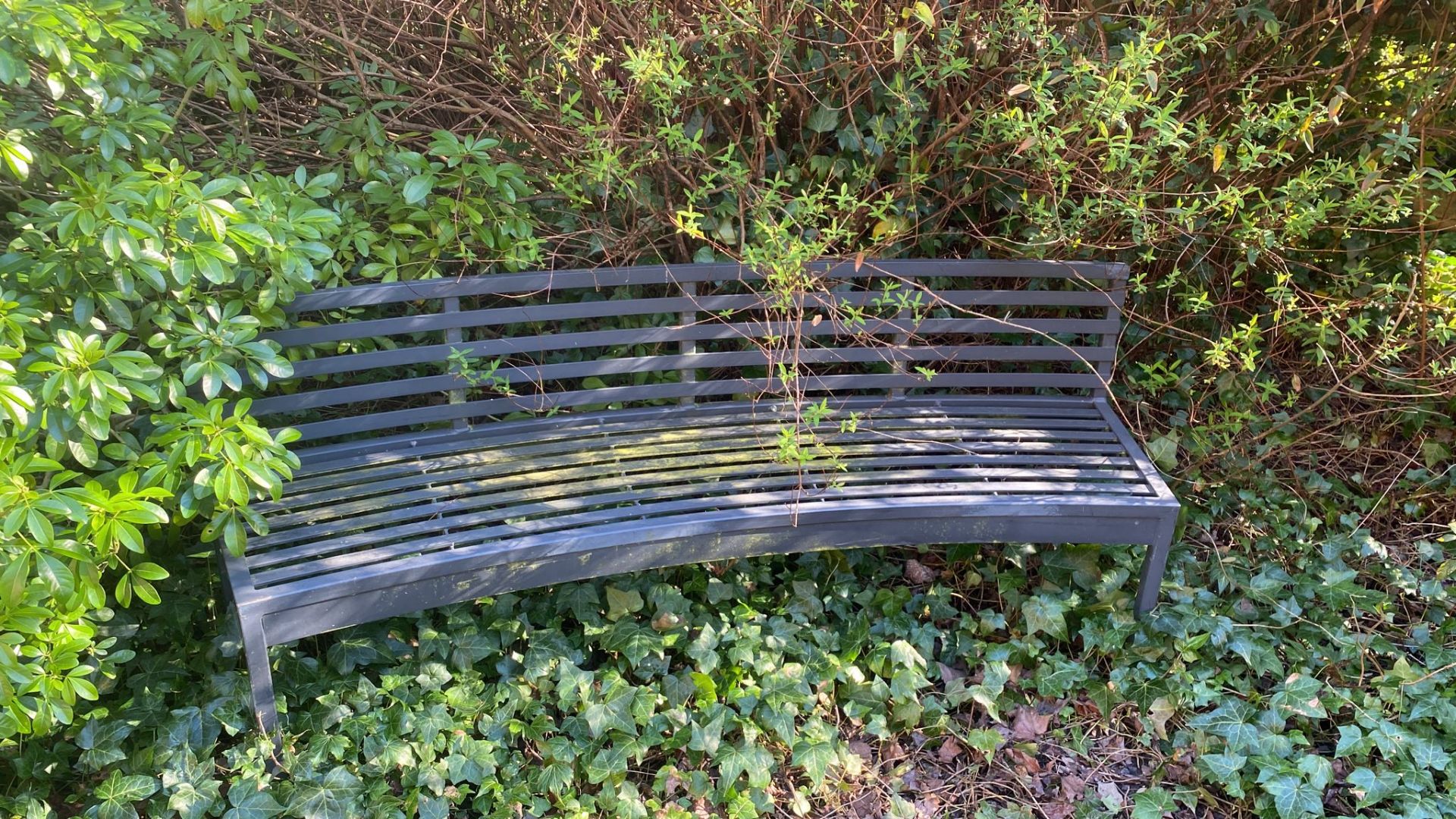 1 x Metal Seating Bench With a Curved Design and Slatted Seats / Backrests - Width: 180cms