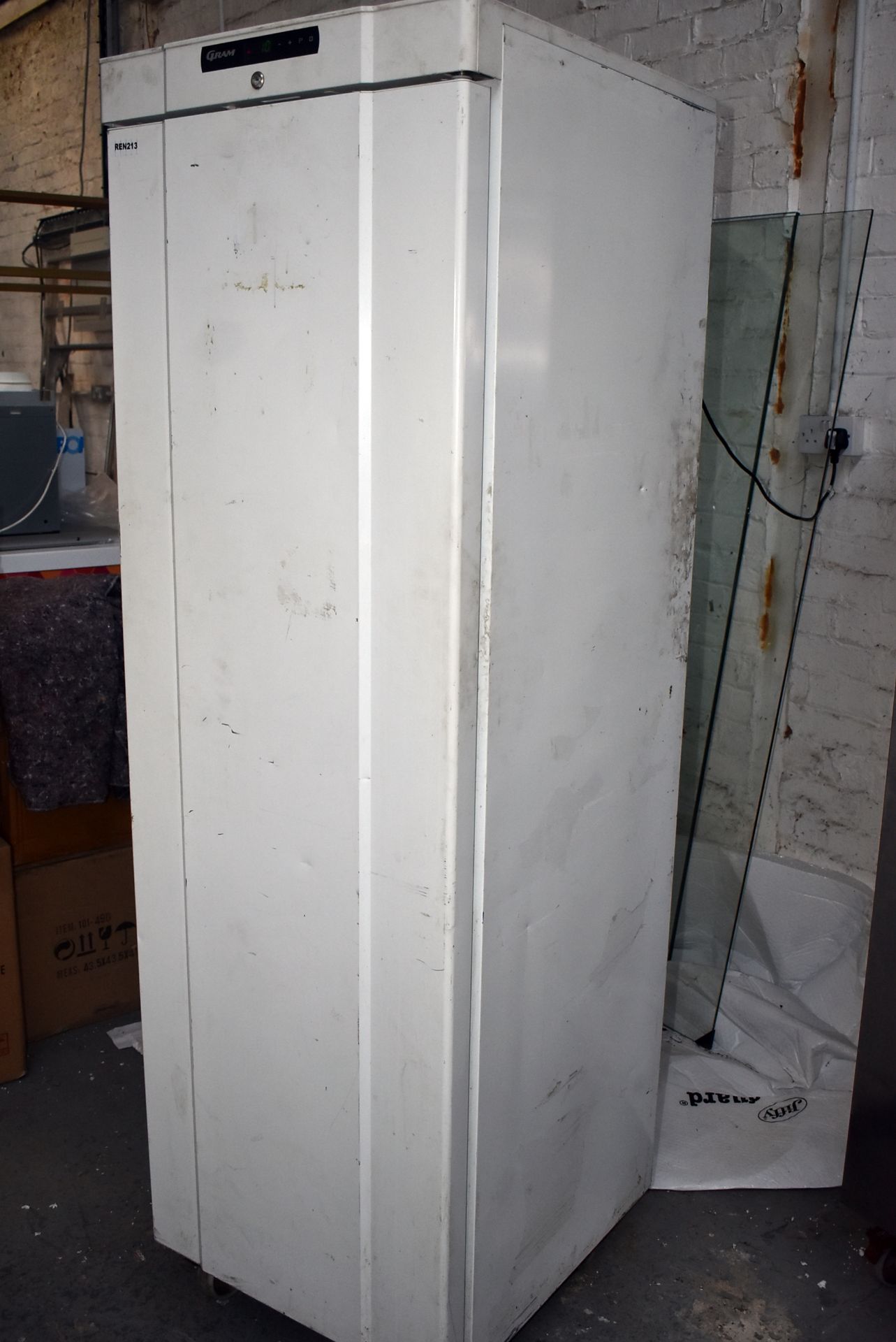 1 x Gram Single Door Commercial Upright Refrigerator - 359Ltr Capacity - Type: K 420 LG - Image 3 of 11