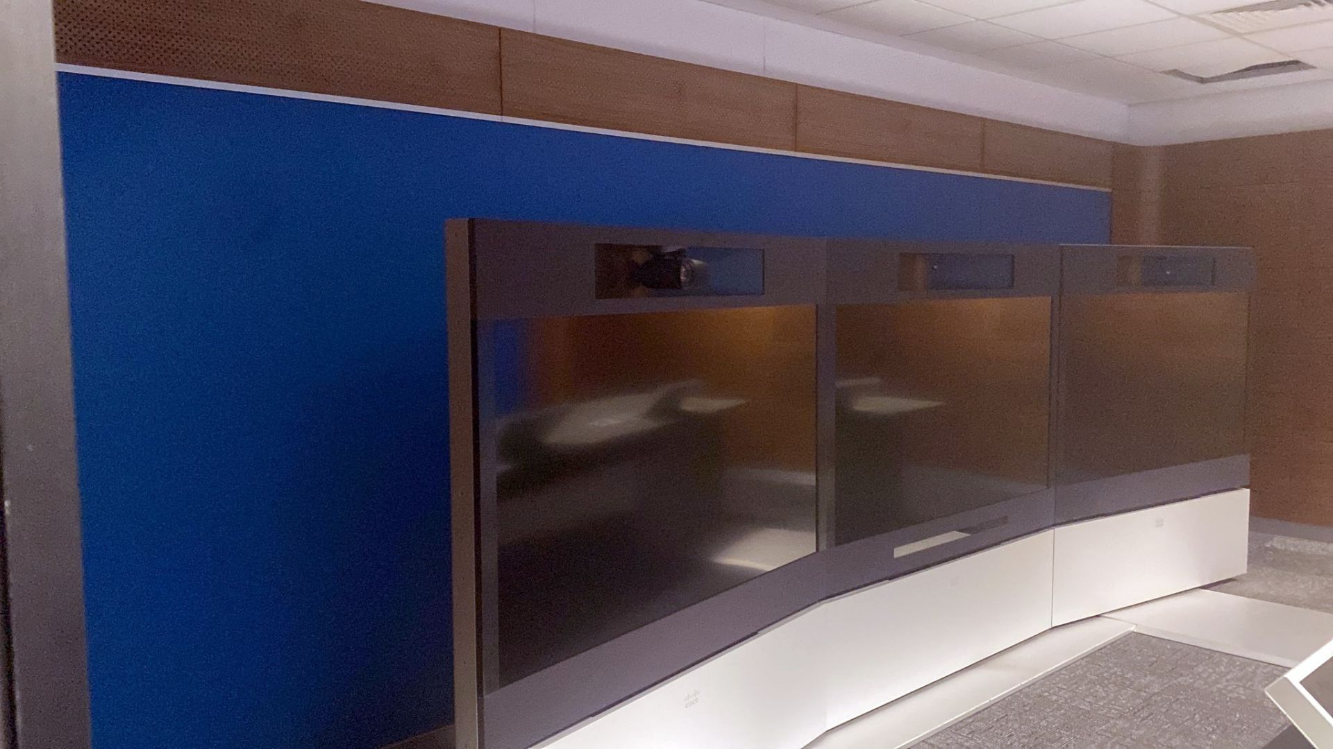 1 x Cisco Tandberg TelePresence T3 Video Conferencing System Featuring 3 x 65 Inch TelePresence HD - Image 10 of 59