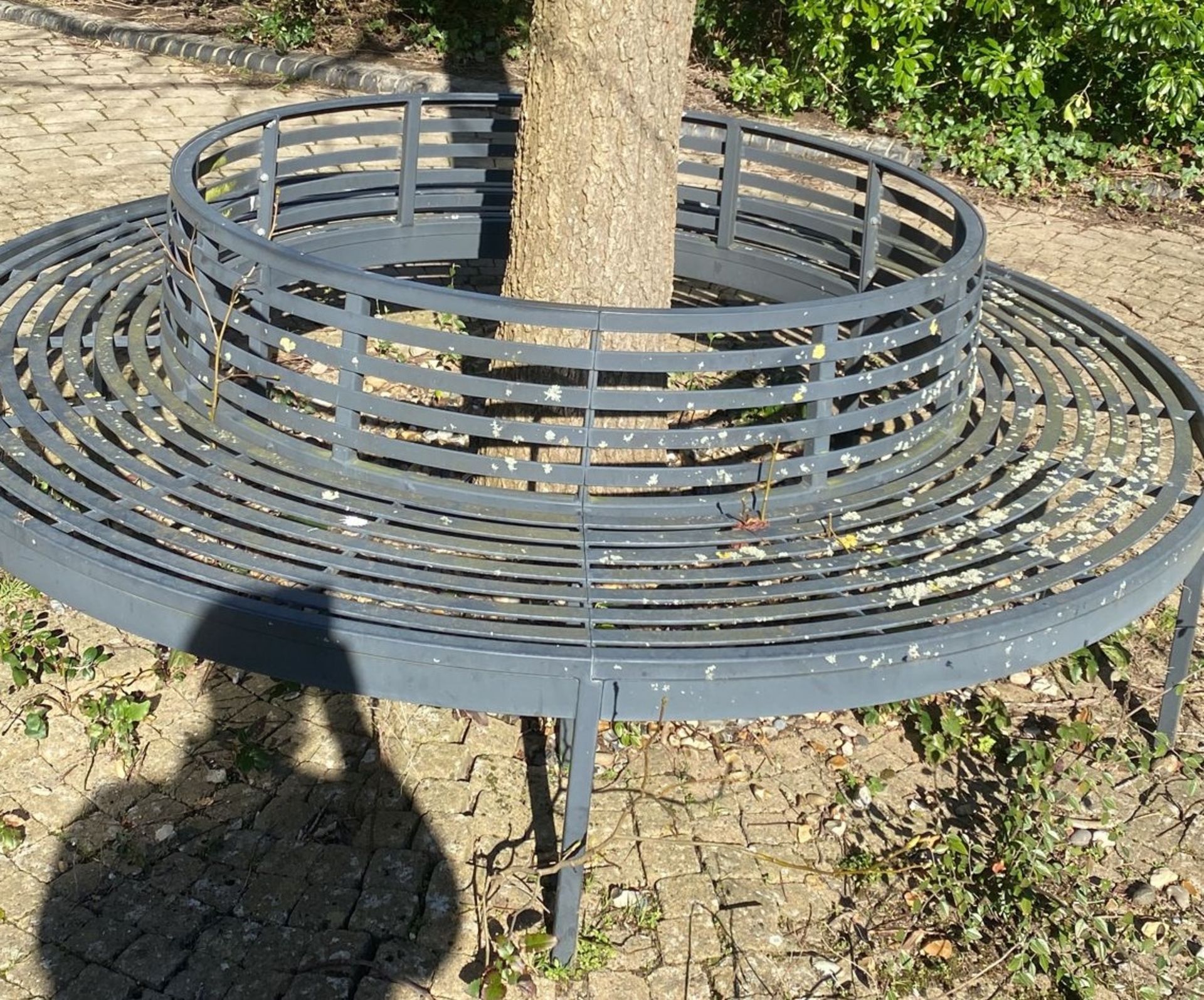 1 x Round Metal Seating Tree Bench With Slatted Seats / Backrests - Diameter: 250cms - Image 4 of 4