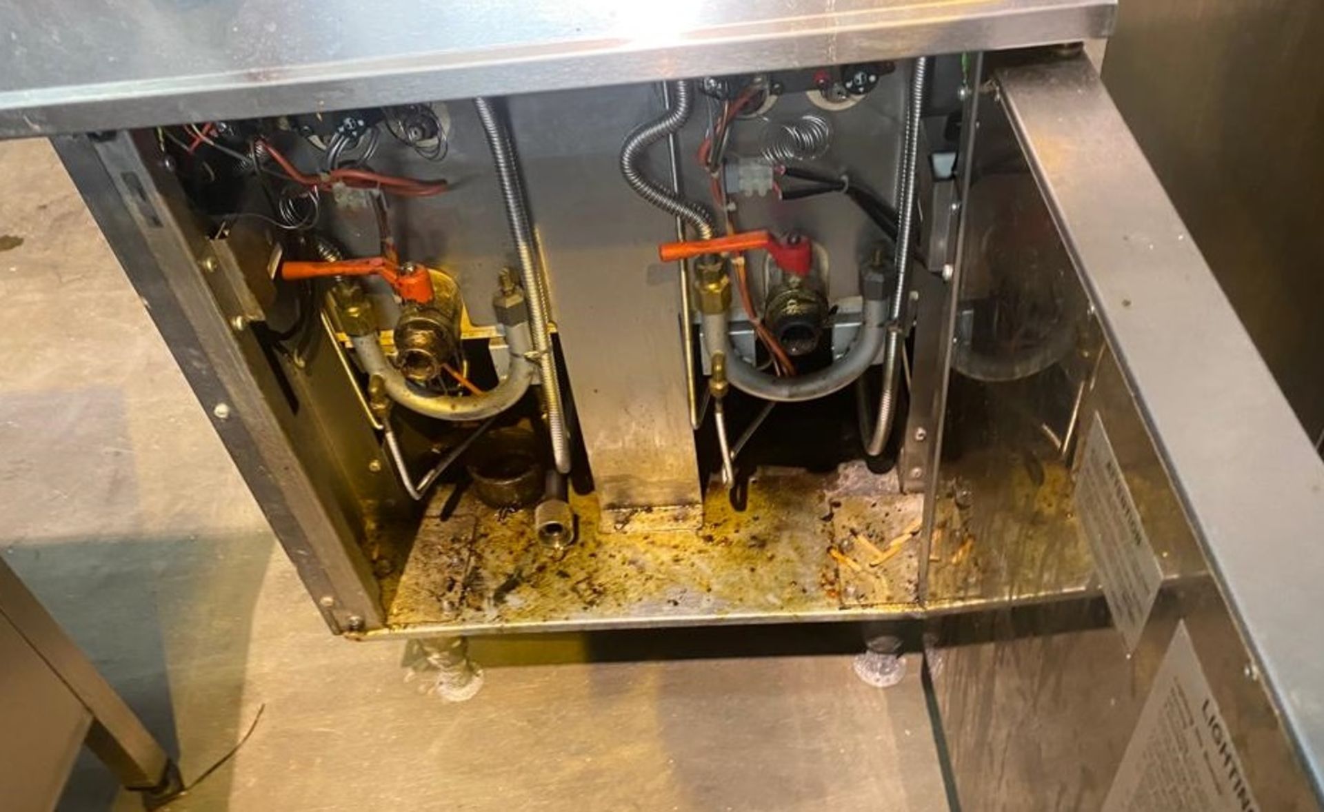 1 x Falcon Dominator Twin Tank Fryer With Backets - Image 5 of 9
