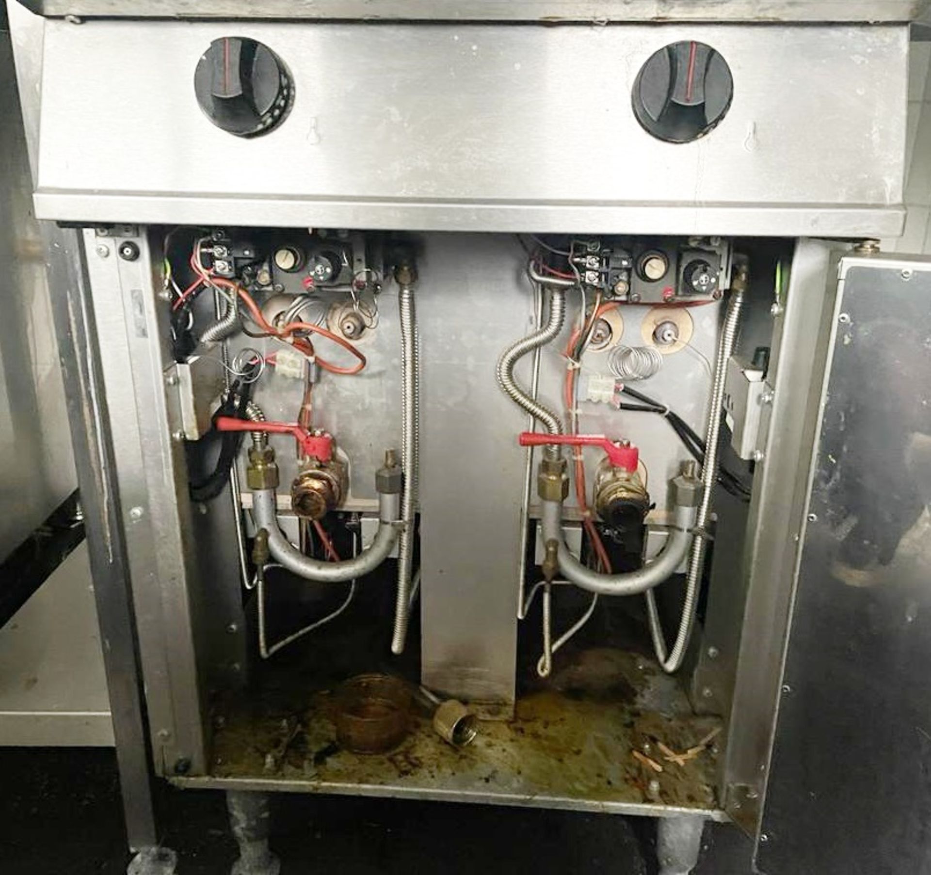 1 x Falcon Dominator Twin Tank Fryer With Backets - Image 9 of 9