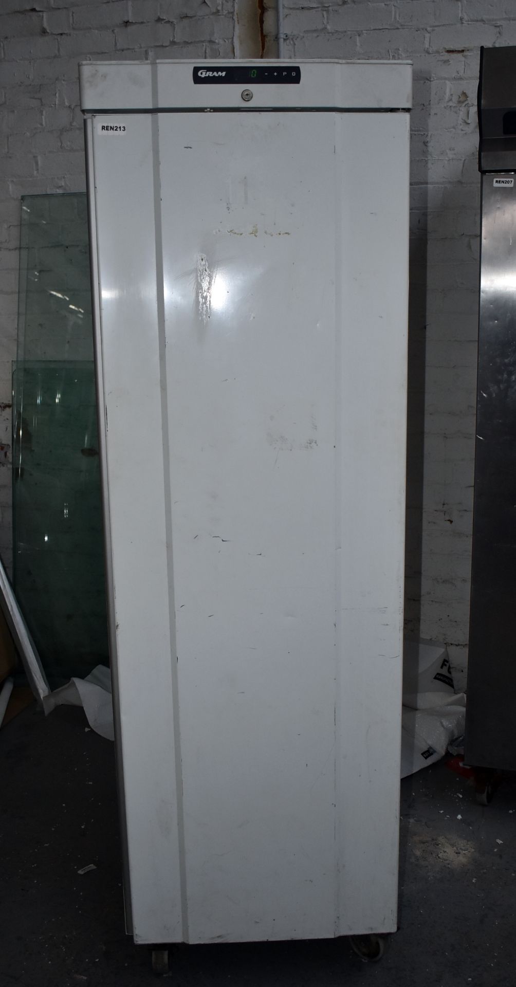 1 x Gram Single Door Commercial Upright Refrigerator - 359Ltr Capacity - Type: K 420 LG - Image 2 of 11