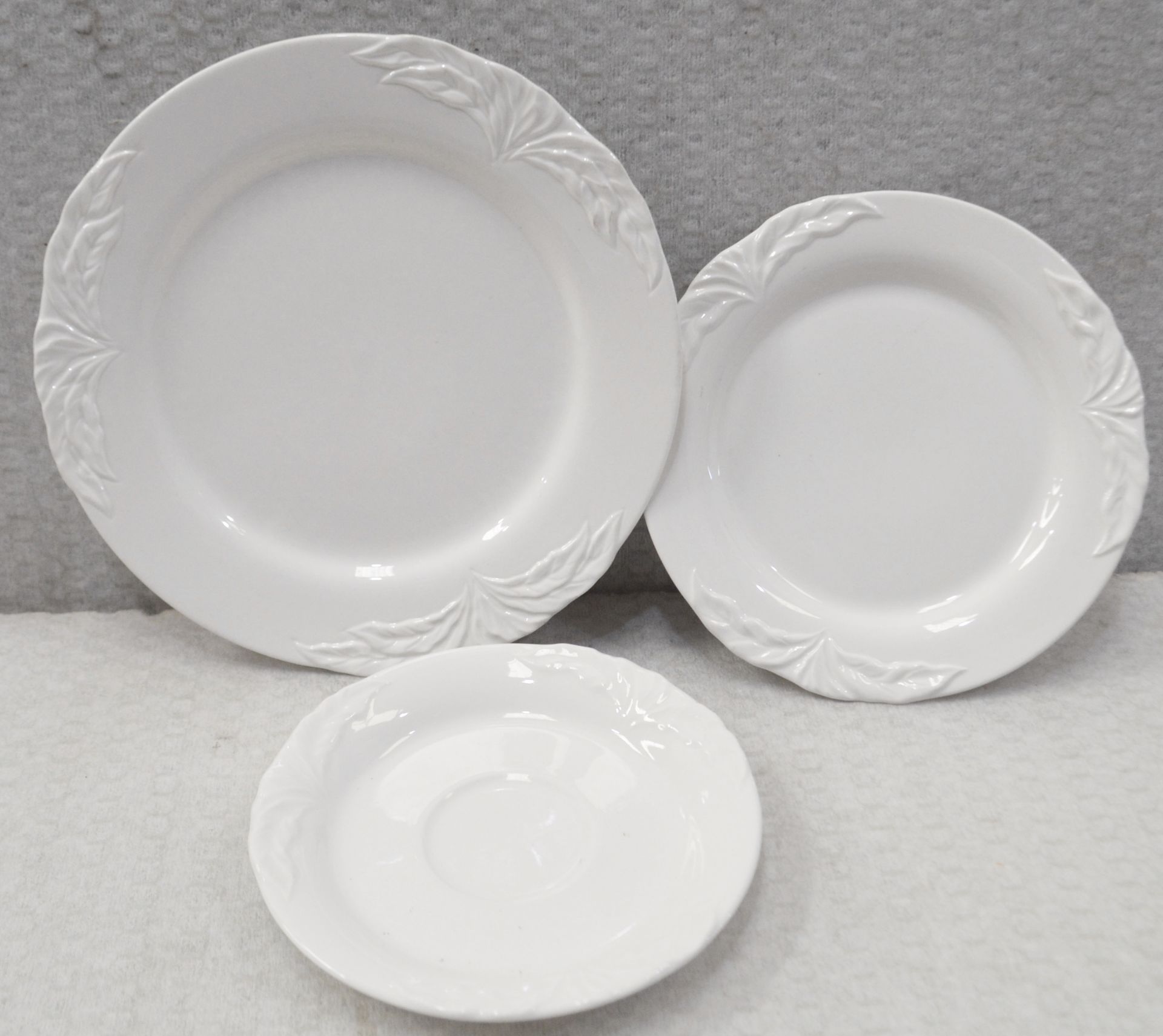 1 x Assorted Collection of Fourteen Villeroy & Boch Foglia Tea/Side/Bread & Butter Plates - Image 2 of 3