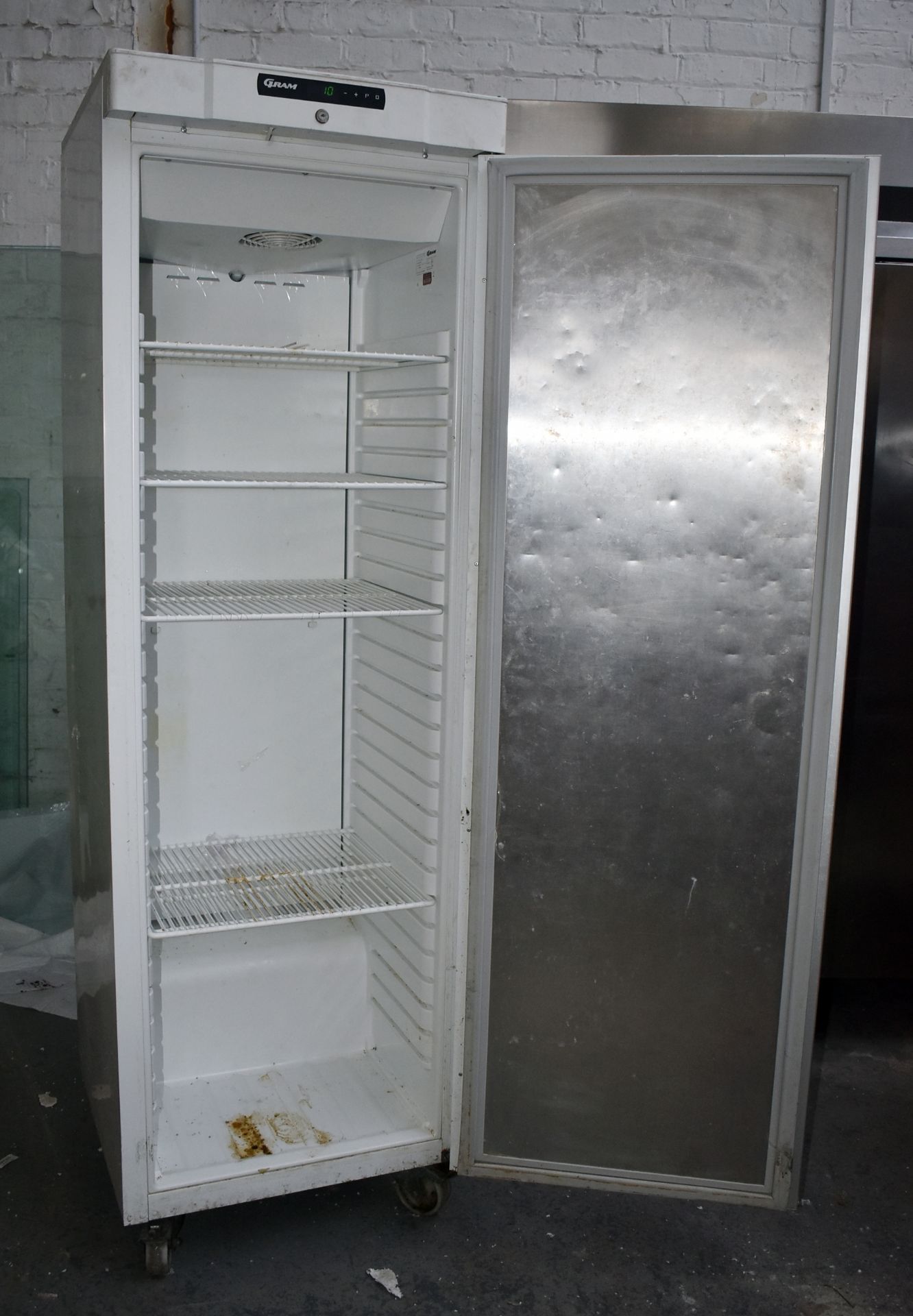 1 x Gram Single Door Commercial Upright Refrigerator - 359Ltr Capacity - Type: K 420 LG - Image 6 of 11