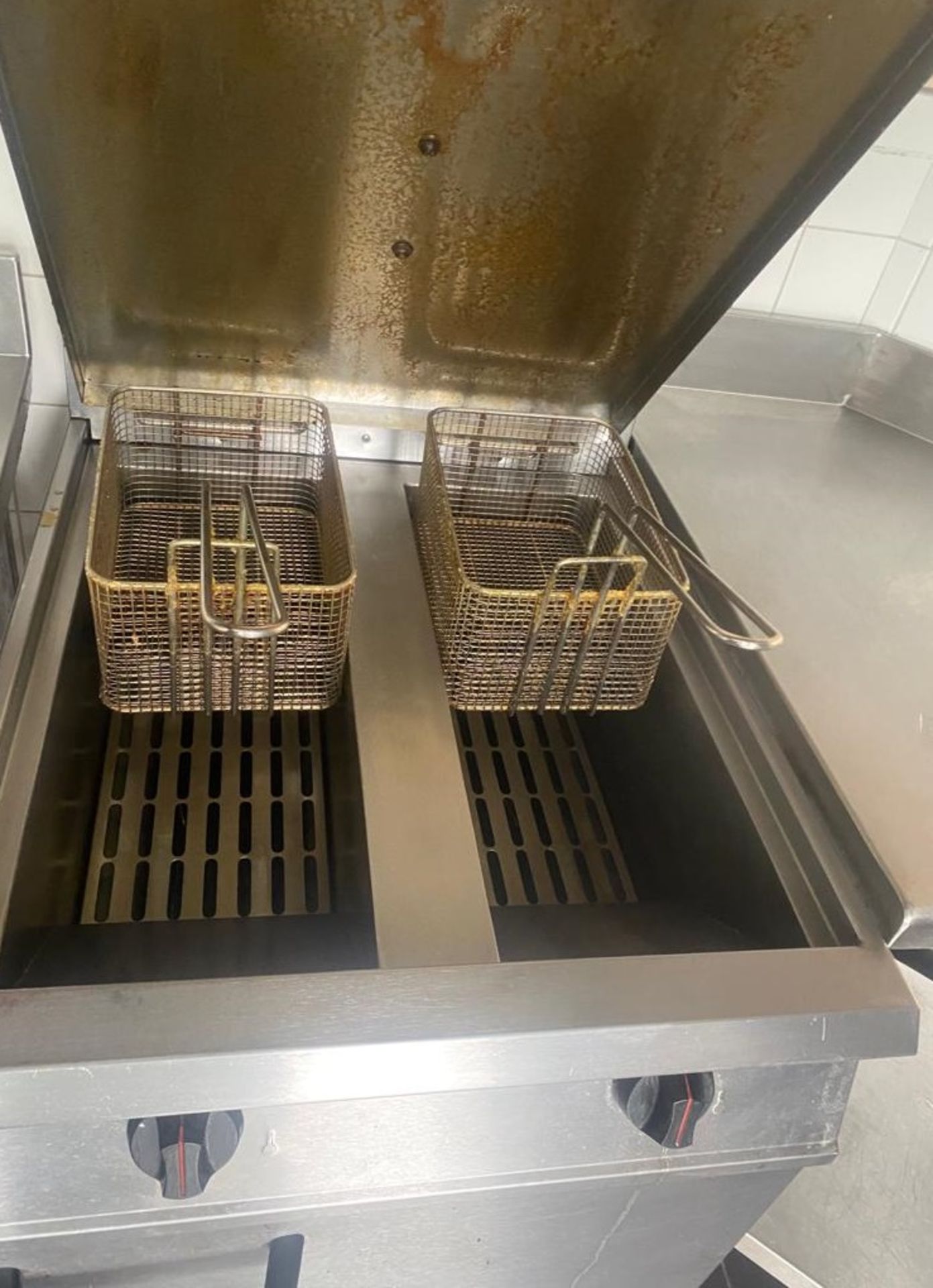 1 x Falcon Dominator Twin Tank Fryer With Backets - Image 6 of 9