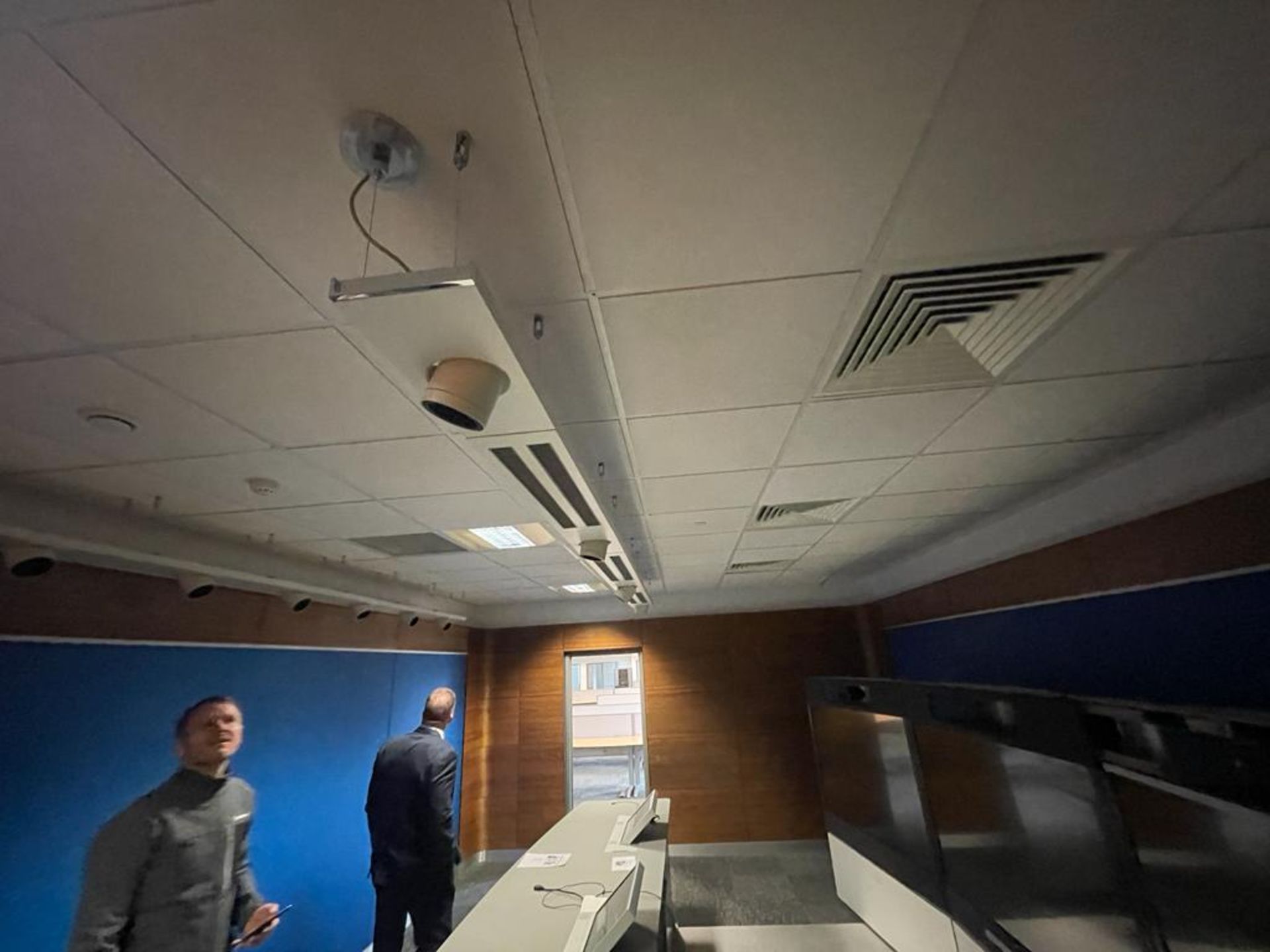 1 x Cisco Tandberg TelePresence T3 Video Conferencing System Featuring 3 x 65 Inch TelePresence HD - Image 37 of 59