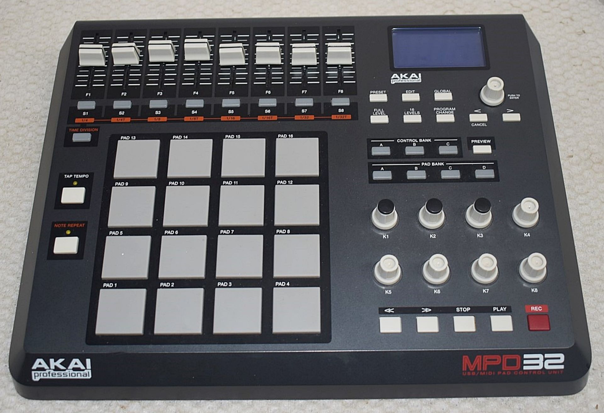 1 x AKAI Professional MPD32 USB/Midi MPC Pad Controller, Musicians and DJs - Ref: DS7606 ALT WH2 -