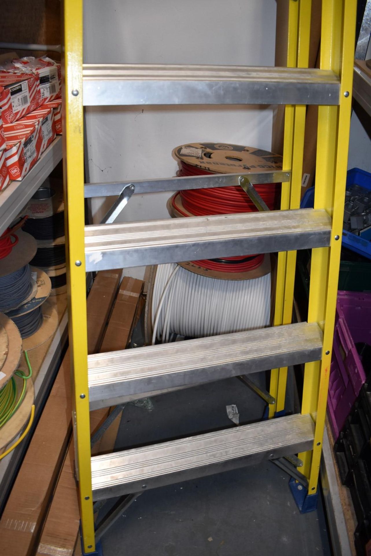 1 x Fibreglass Site Ladder With 9 Treads - Suitable - Indoor Use Only - Image 6 of 7