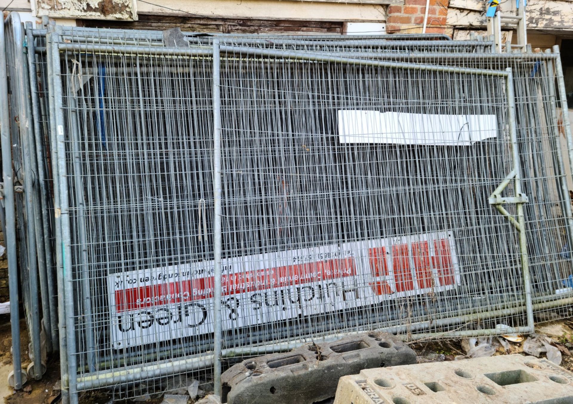 1 x Assortment Of Metal Construction Heras Fencing With Bases - Ref: - CL846 - Location: Oxford