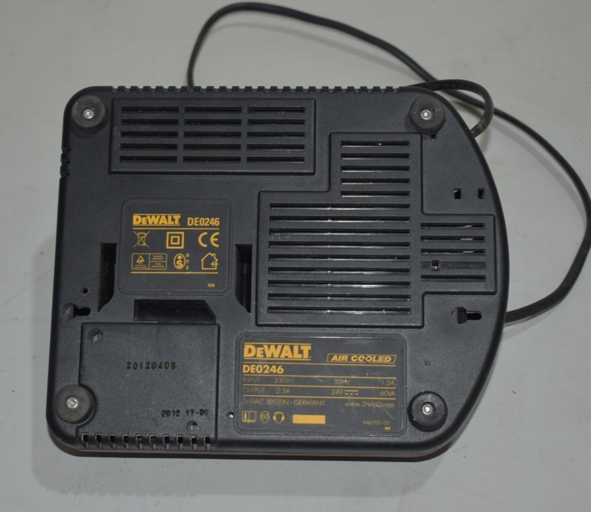 1 x DEWALT DE0246 Air Cooled 24V NiMH & Ni-Cd Battery Charger - Ref: DS7541 ALT - CL816 - - Image 2 of 3