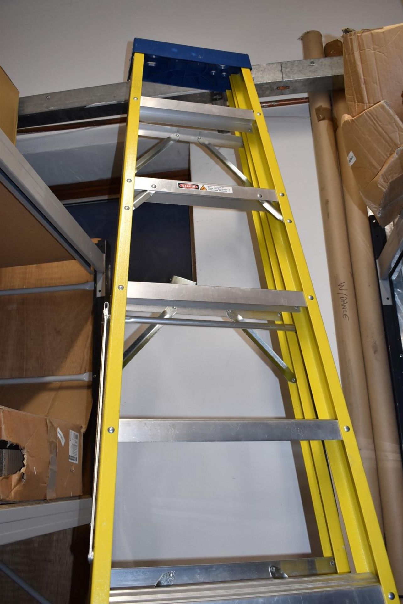 1 x Fibreglass Site Ladder With 9 Treads - Suitable - Indoor Use Only - Image 5 of 7