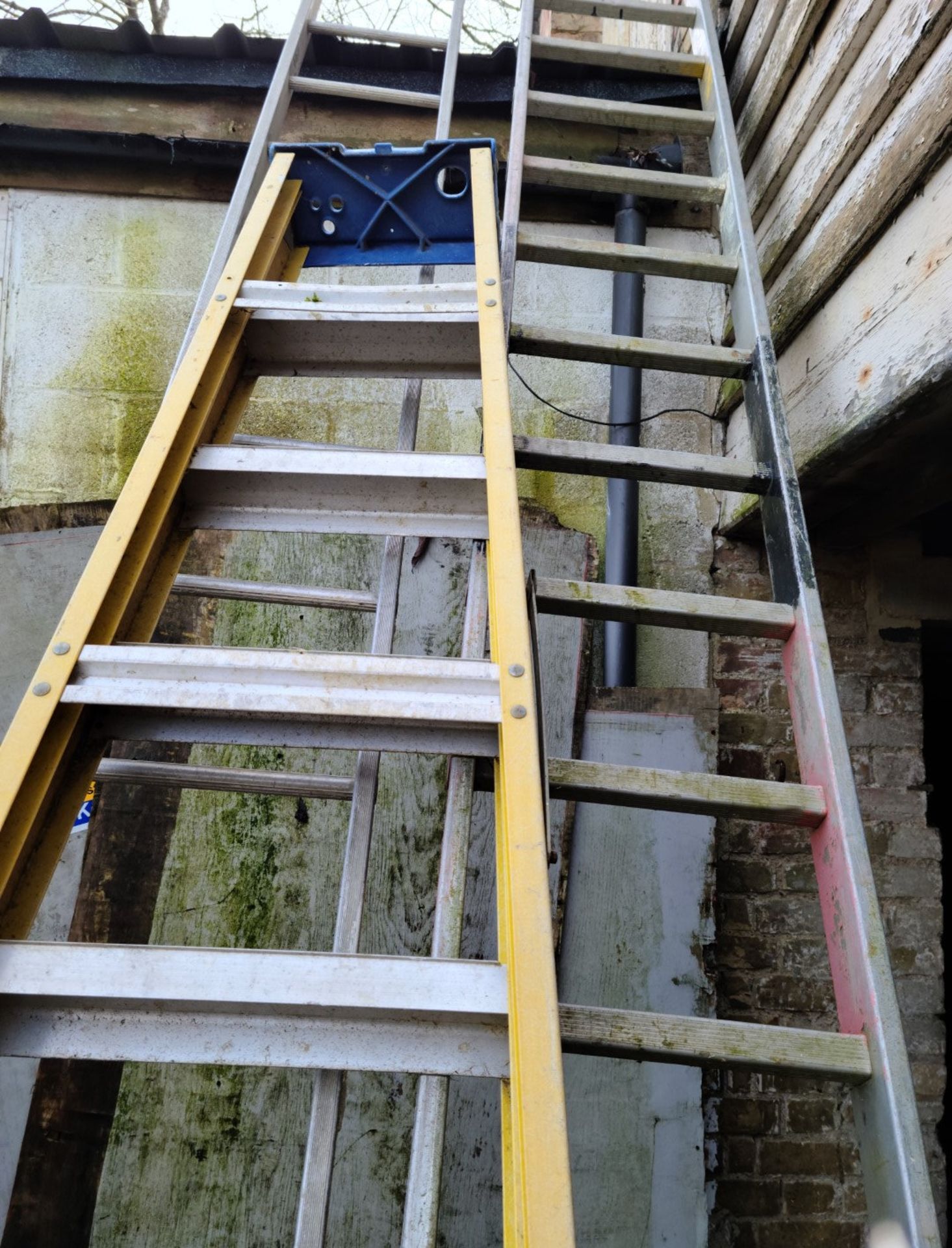 1 x 9 Tread Fibreglass Ladder - Ref: - CL846 - Location: Oxford OX2This lot is from a recently - Image 2 of 7