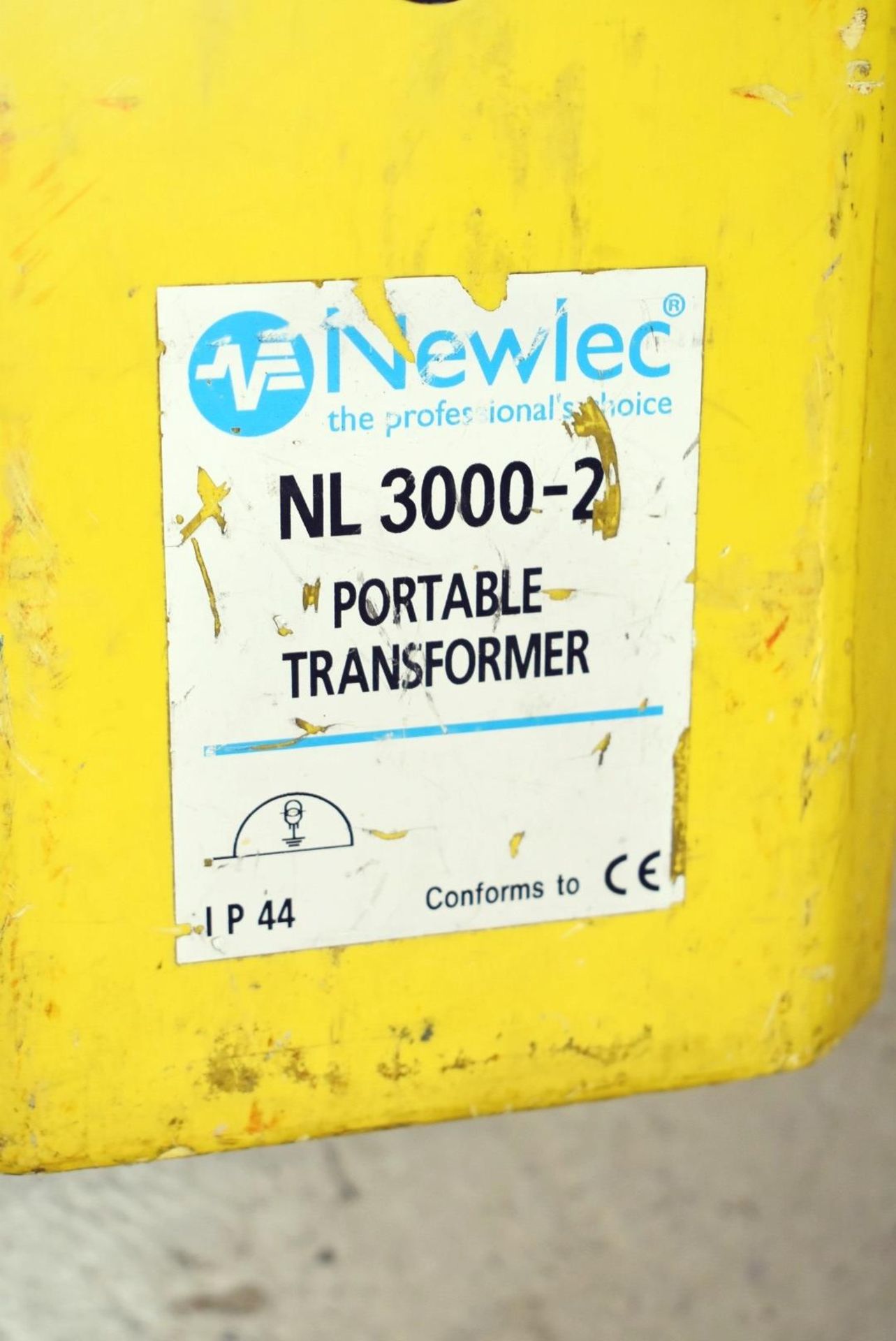 1 x Site Transformer For 110v Tools and Lighting - 3.0kva - 2 x 16A Sockets - 240v to 110v - Image 2 of 3