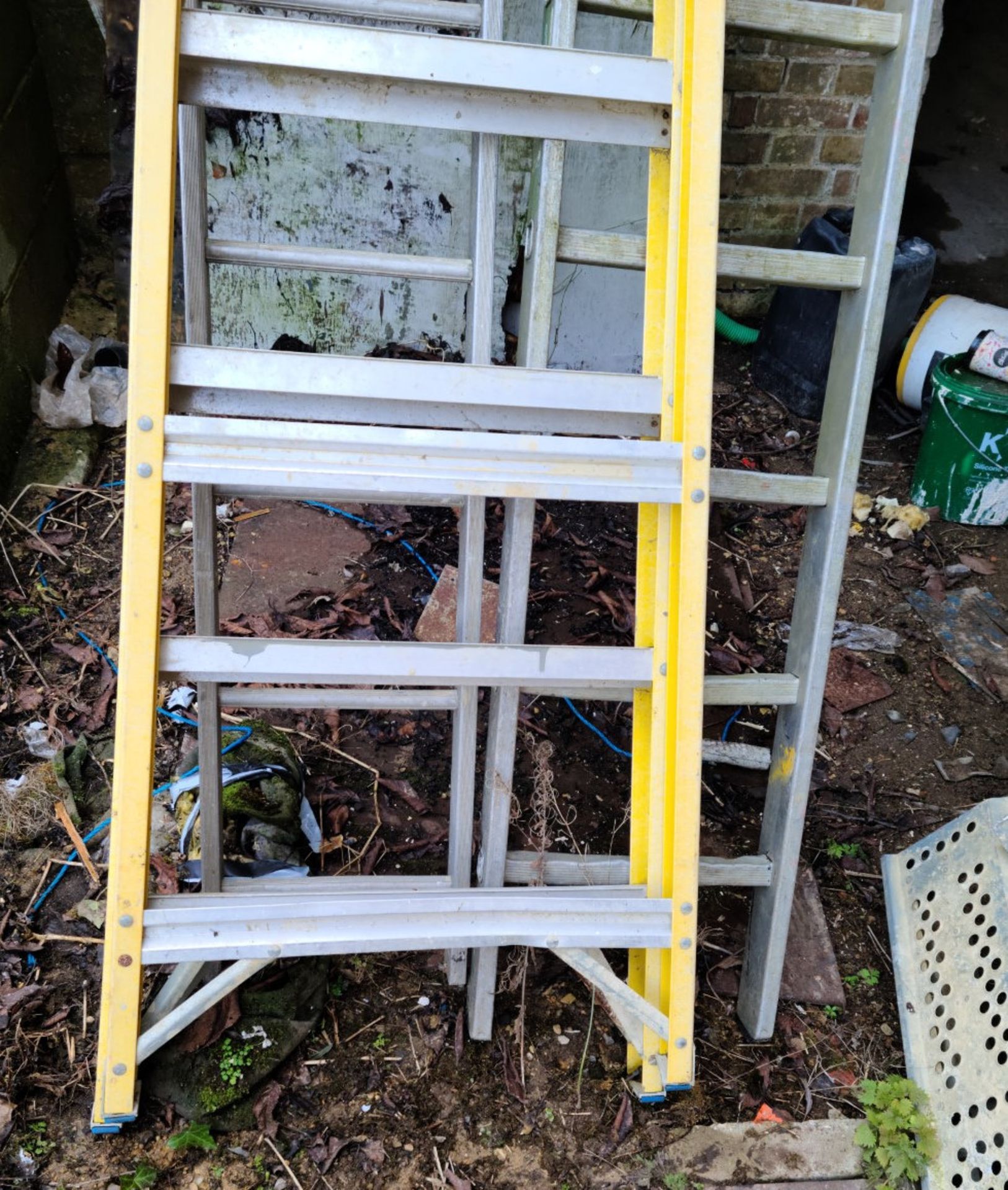 1 x 9 Tread Fibreglass Ladder - Ref: - CL846 - Location: Oxford OX2This lot is from a recently - Image 3 of 7