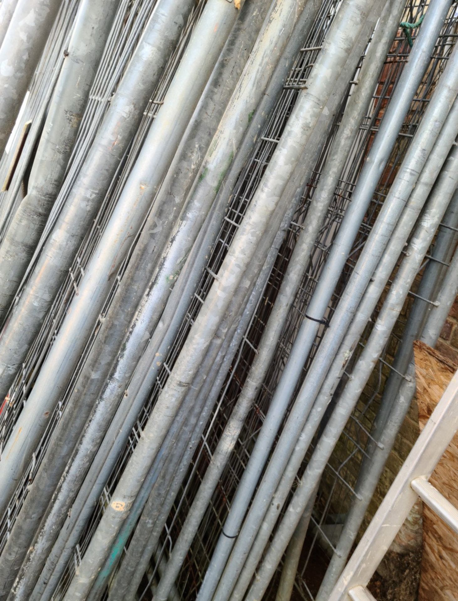 1 x Assortment Of Metal Construction Heras Fencing With Bases - Ref: - CL846 - Location: Oxford - Image 11 of 15