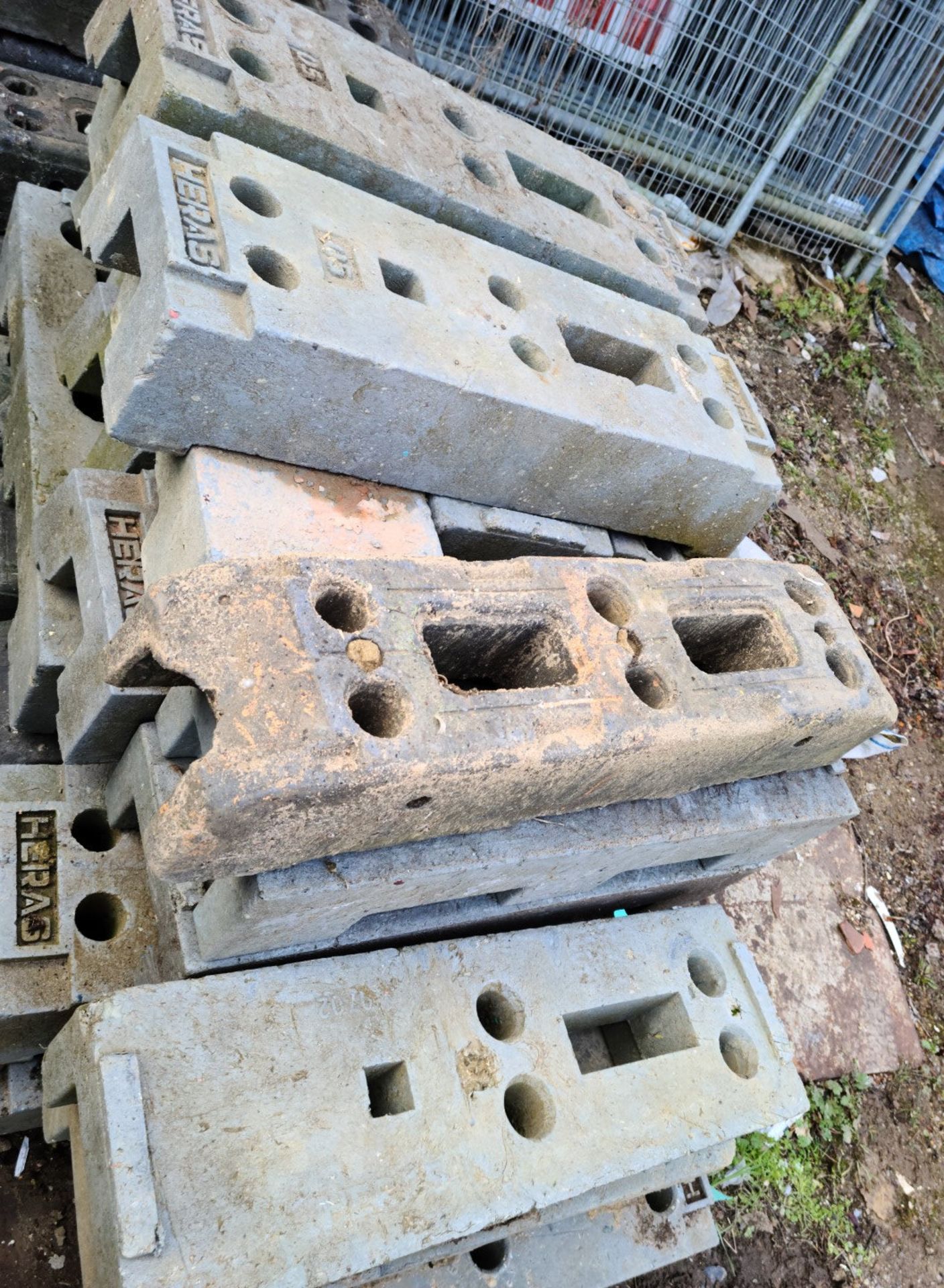 1 x Assortment Of Metal Construction Heras Fencing With Bases - Ref: - CL846 - Location: Oxford - Image 4 of 15