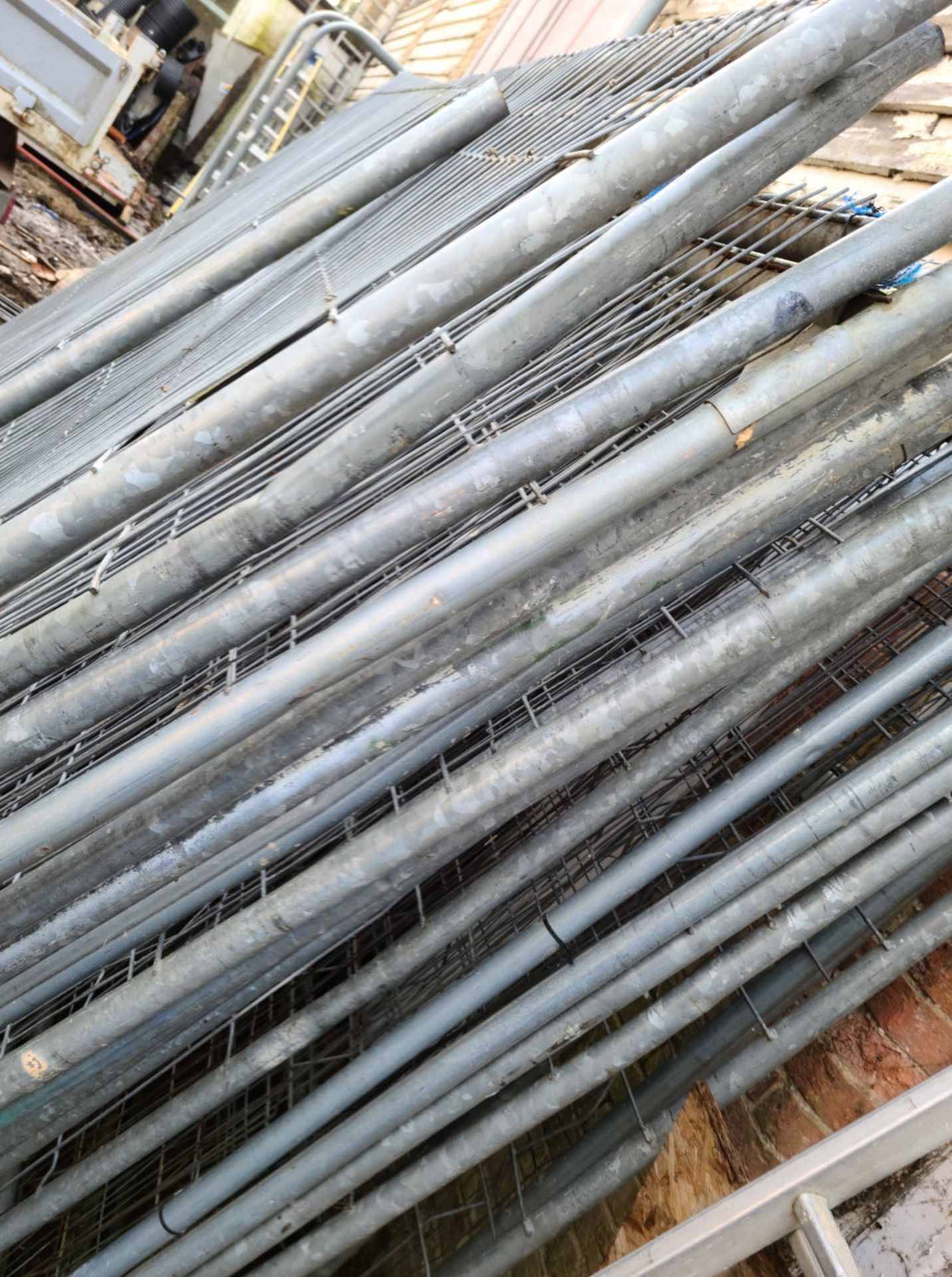 1 x Assortment Of Metal Construction Heras Fencing With Bases - Ref: - CL846 - Location: Oxford - Image 12 of 15