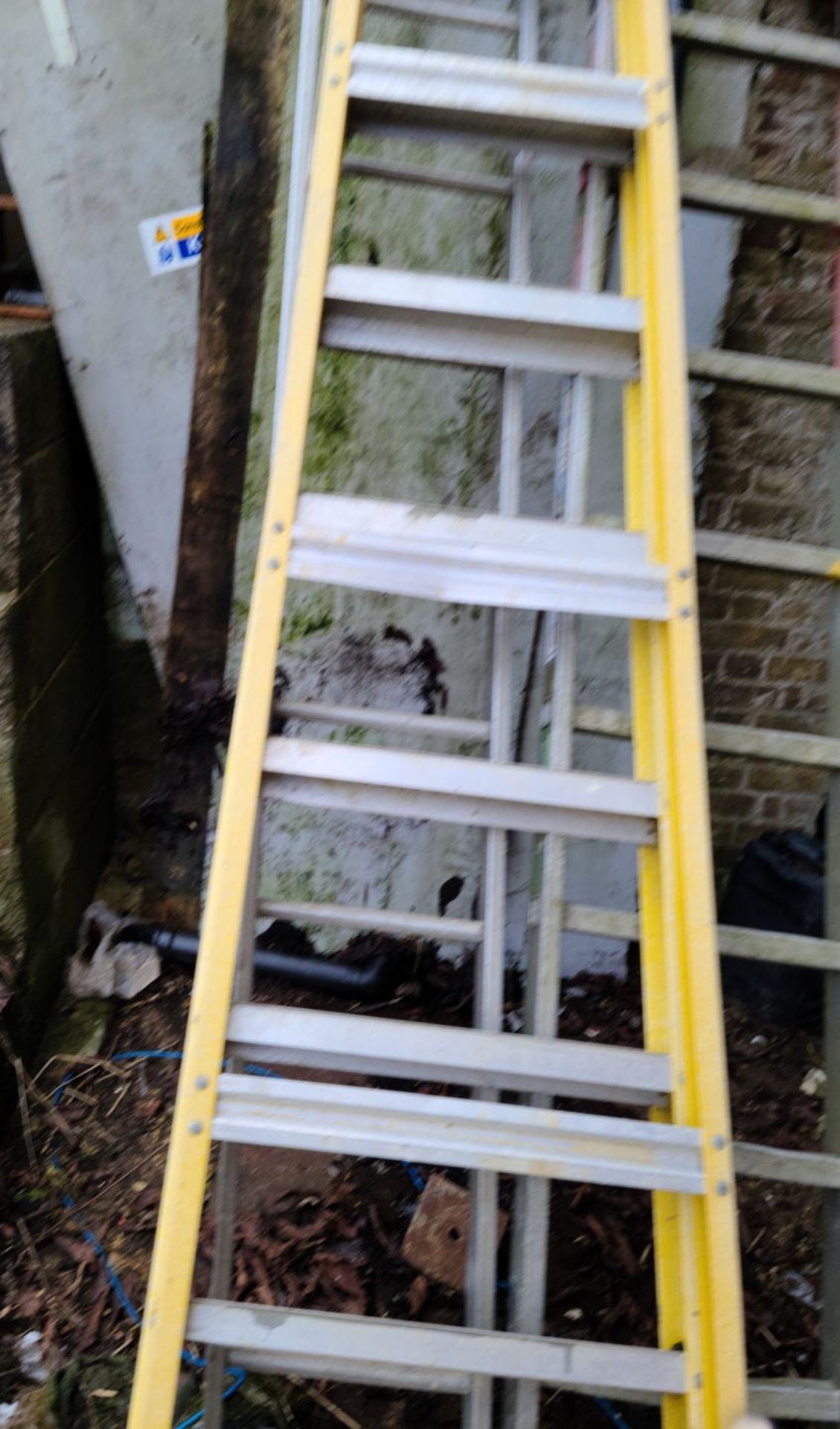 1 x 9 Tread Fibreglass Ladder - Ref: - CL846 - Location: Oxford OX2This lot is from a recently - Image 4 of 7