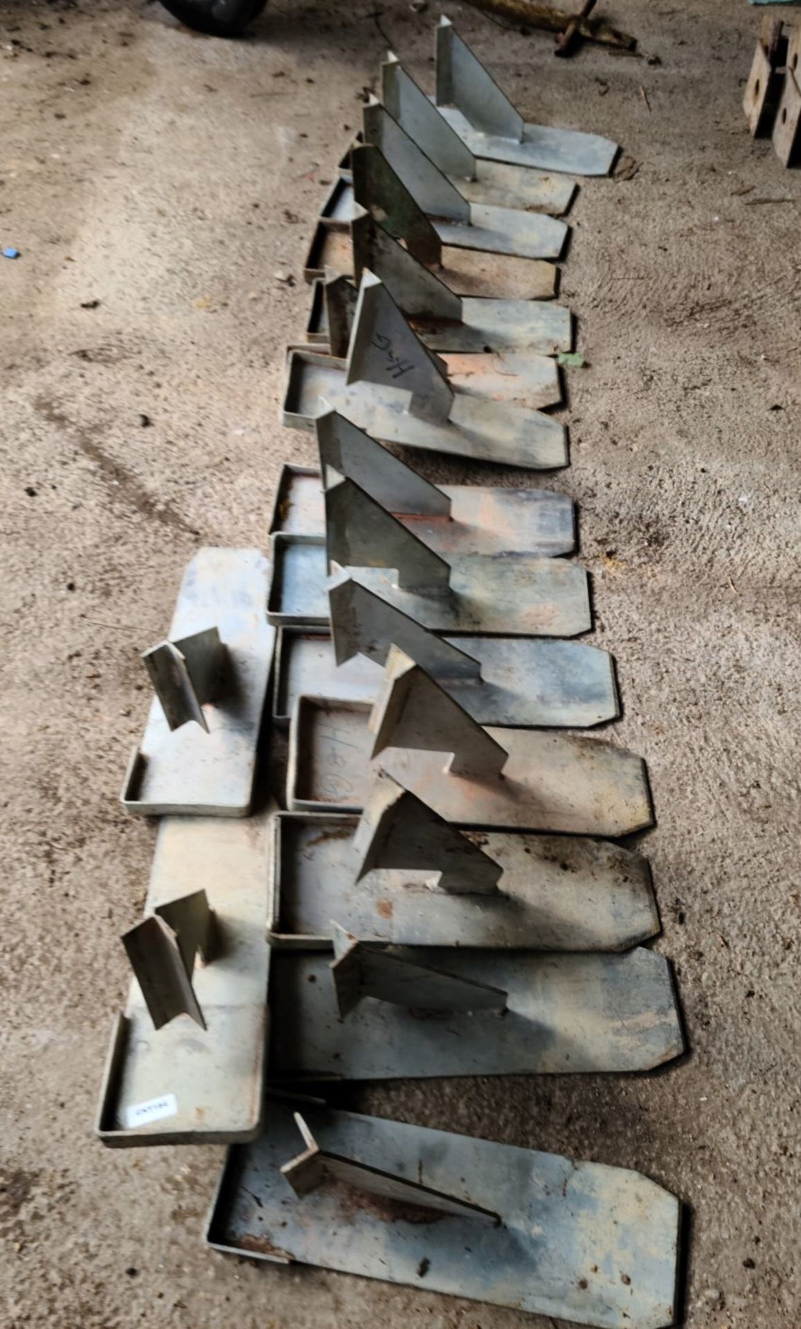 16 X Strong Boy Prop Brackets - Ref: CNT184 - CL846 - Location: Oxford OX2This lot is from a recentl