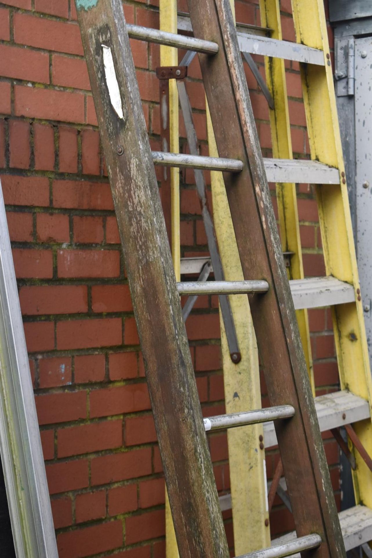 1 x Wooden 18ft Work Ladder With 15 Treads - Image 7 of 8