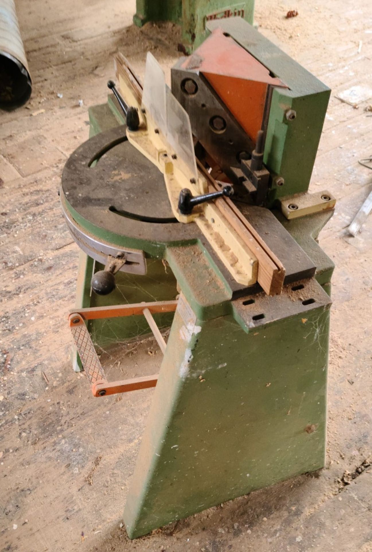 1 x Frame Angle Cutting Machine - Ref: CNT227 - CL846 - Location: Oxford OX2