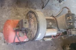 1 x Clarke 23 Hunter 50 Air Compressor - Ref: CNT162 - CL846 - Location: Oxford OX2This lot is
