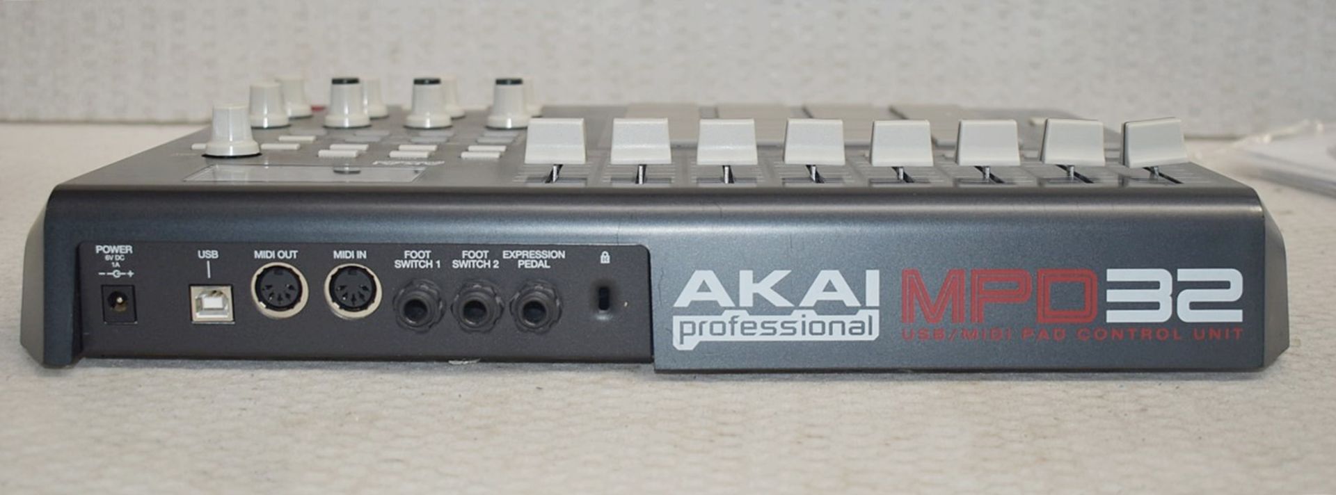 1 x AKAI Professional MPD32 USB/Midi MPC Pad Controller, Musicians and DJs - Ref: DS7606 ALT WH2 - - Image 4 of 10