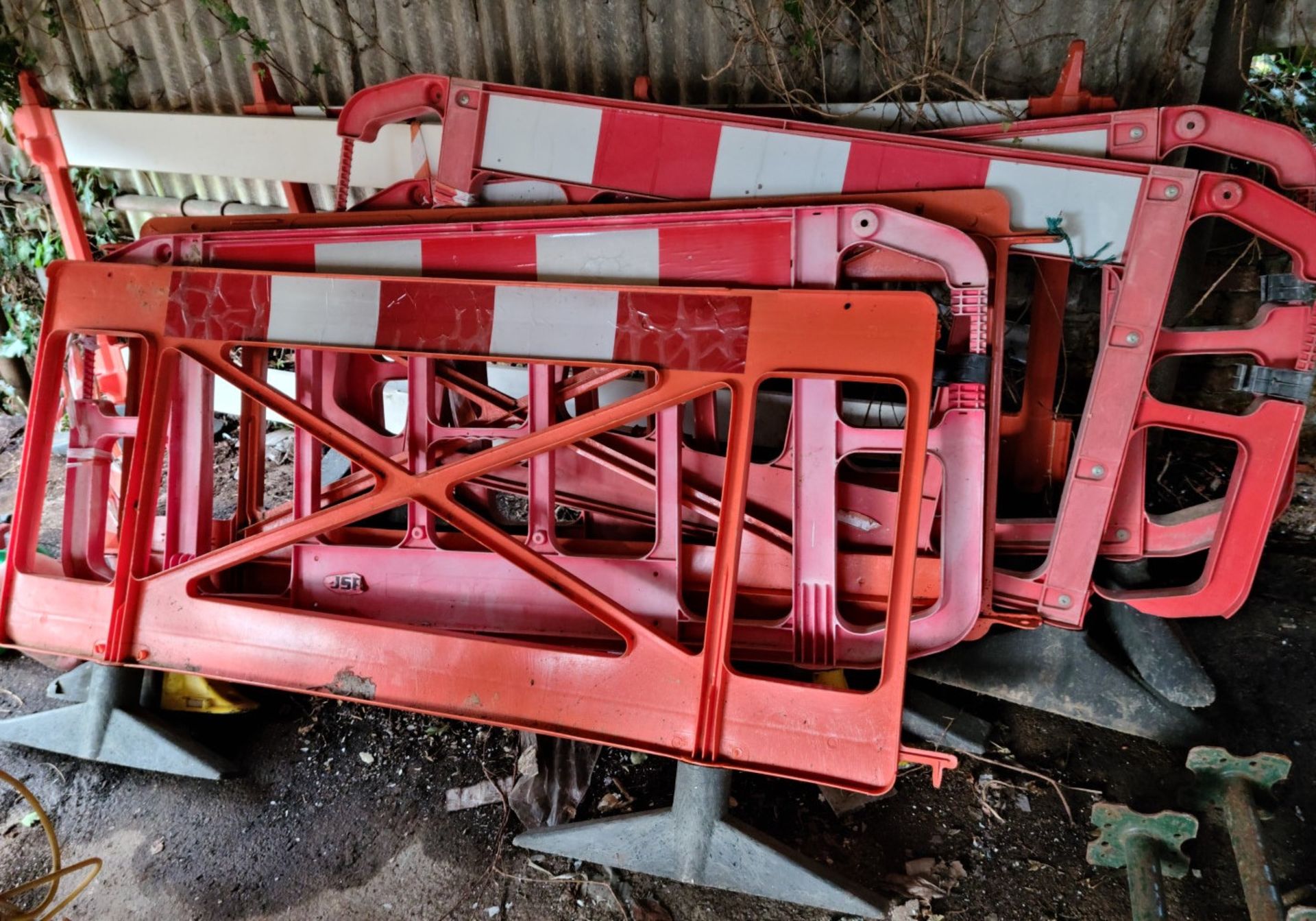 Plastic Construction Barriers X 7 - Ref: CNT172 - CL846 - Location: Oxford OX2This lot is from a