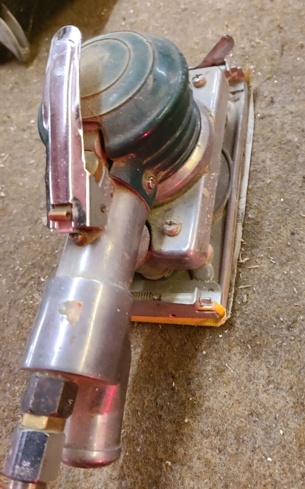 1 x Air Powered Orbital Sander - Ref: - CL846 - Location: Oxford OX2This lot is from a recently - Image 3 of 3