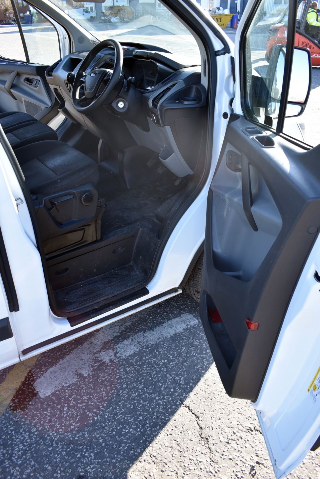 1 x Ford Transit 5 Seat Crew Van - Year 2017 - 12 Months MOT - Includes V5 and Key - Image 7 of 34