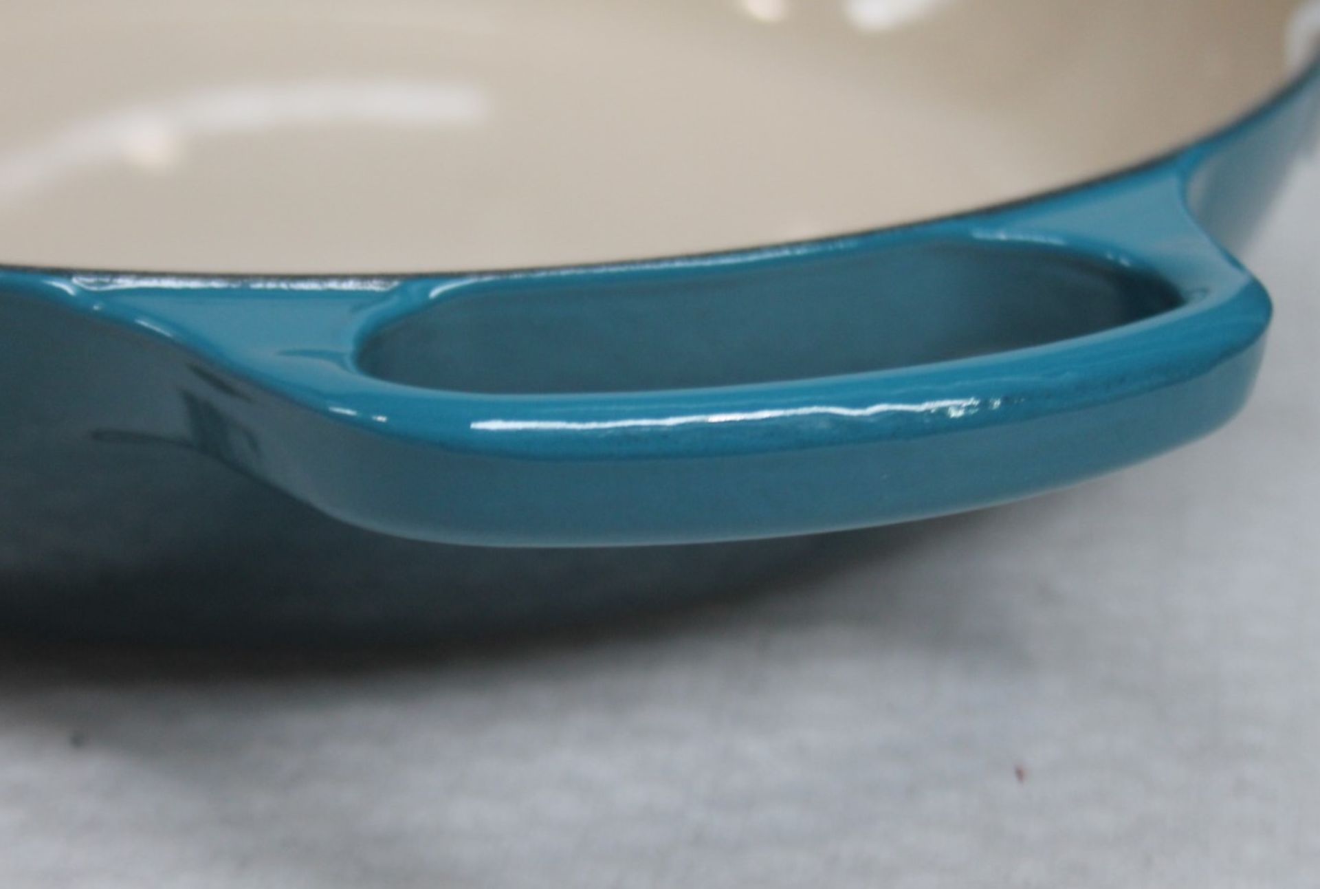 1 x LE CREUSET 'Signature' Enamelled Cast Iron Shallow Casserole Dish In Teal - RRP £270.00 - Image 10 of 13