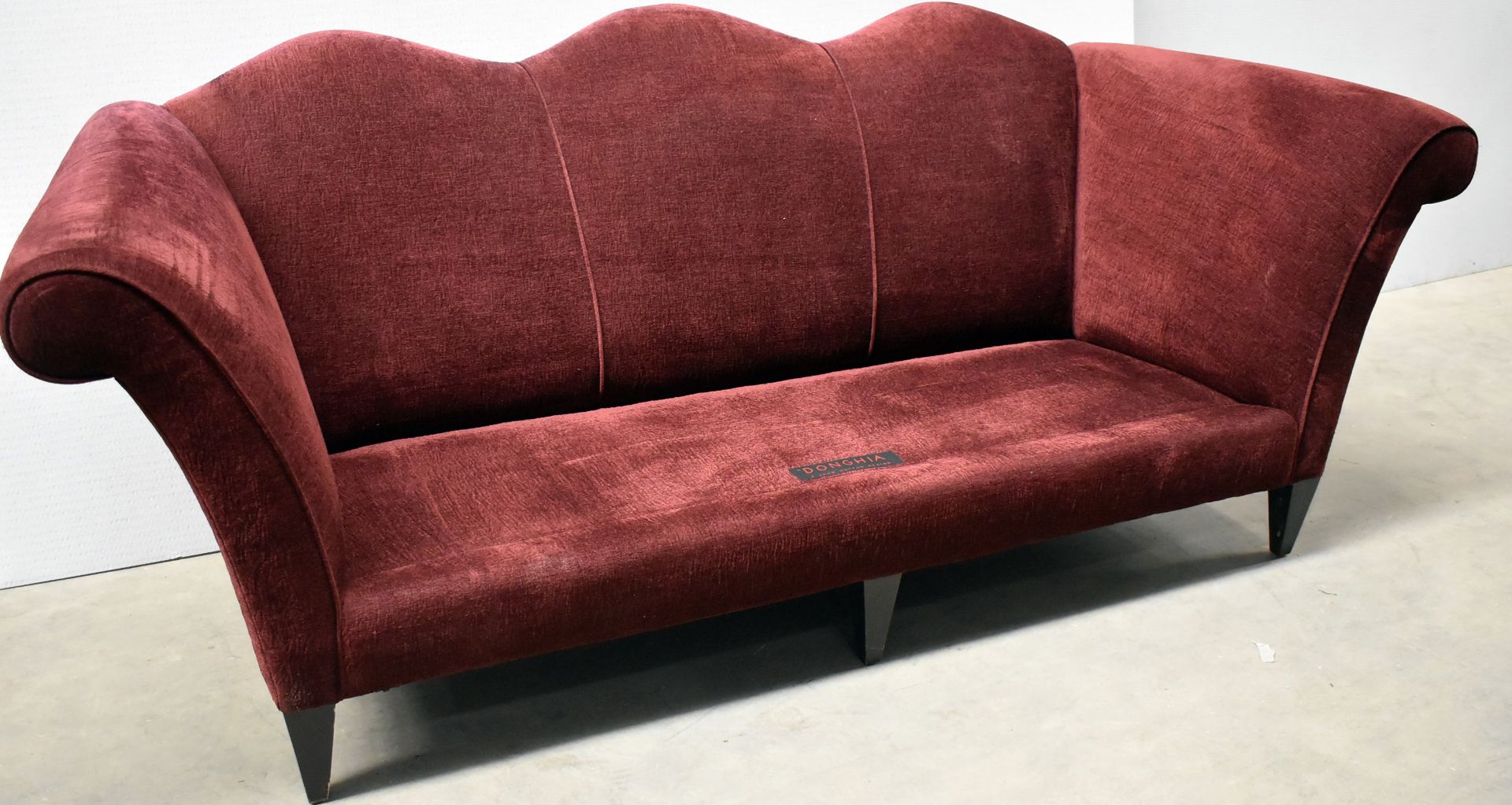 1 x DONGHIA John Hutton Red Velvet 3 Seater Sofa With Rolled Arms & Scallop Back & Wooden Legs - Image 7 of 9