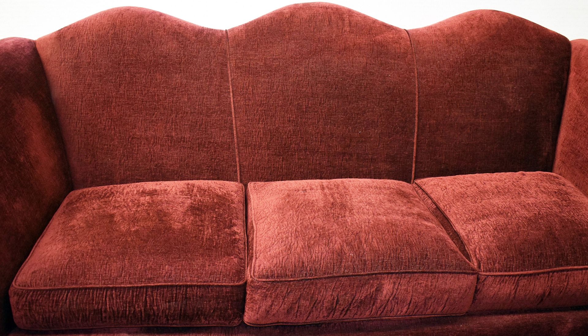 1 x DONGHIA John Hutton Red Velvet 3 Seater Sofa With Rolled Arms & Scallop Back & Wooden Legs - Image 6 of 9