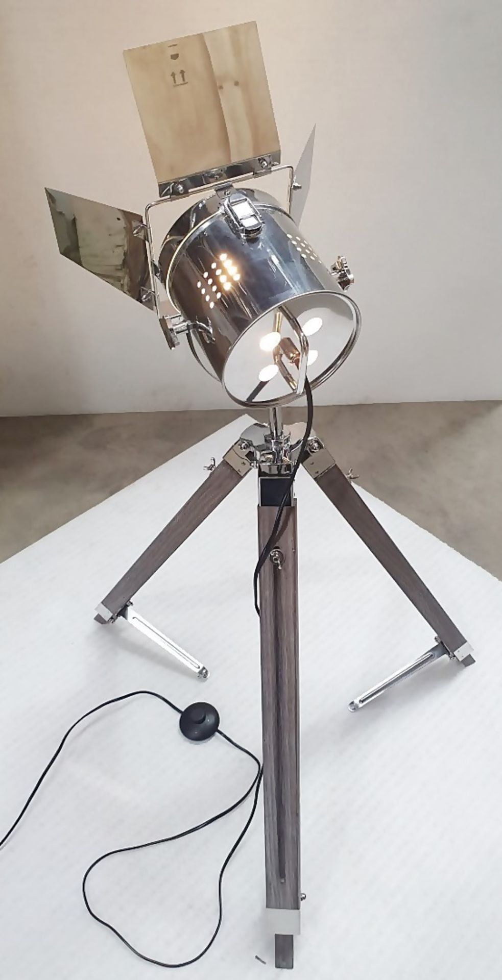 1 x Freestanding Spotlight Lamp With Wood Tripod - 90cm Tall - From An Exclusive Property - NO VAT - Image 2 of 5