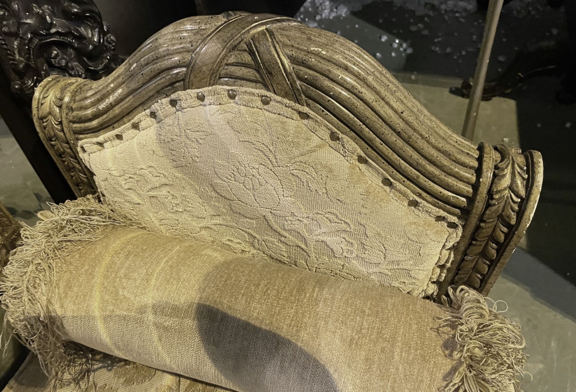 1 x Ornate And Beautifully Covered Chaise Longue With Roll Cushion - Approx 150X50X80Cm - Image 2 of 11